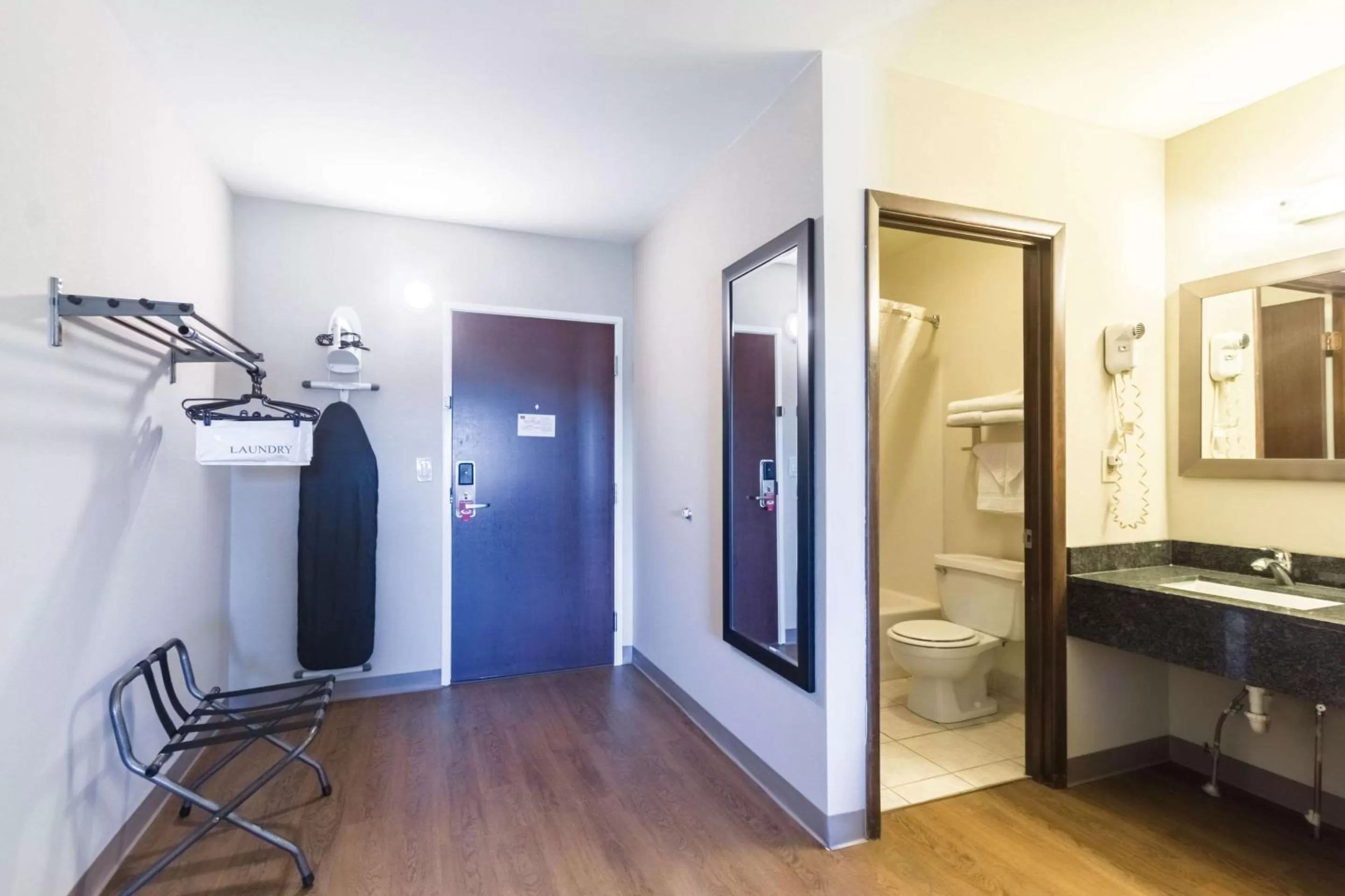 Photo of the whole room in Econo Lodge Harrisburg - Southwest of Hershey Area