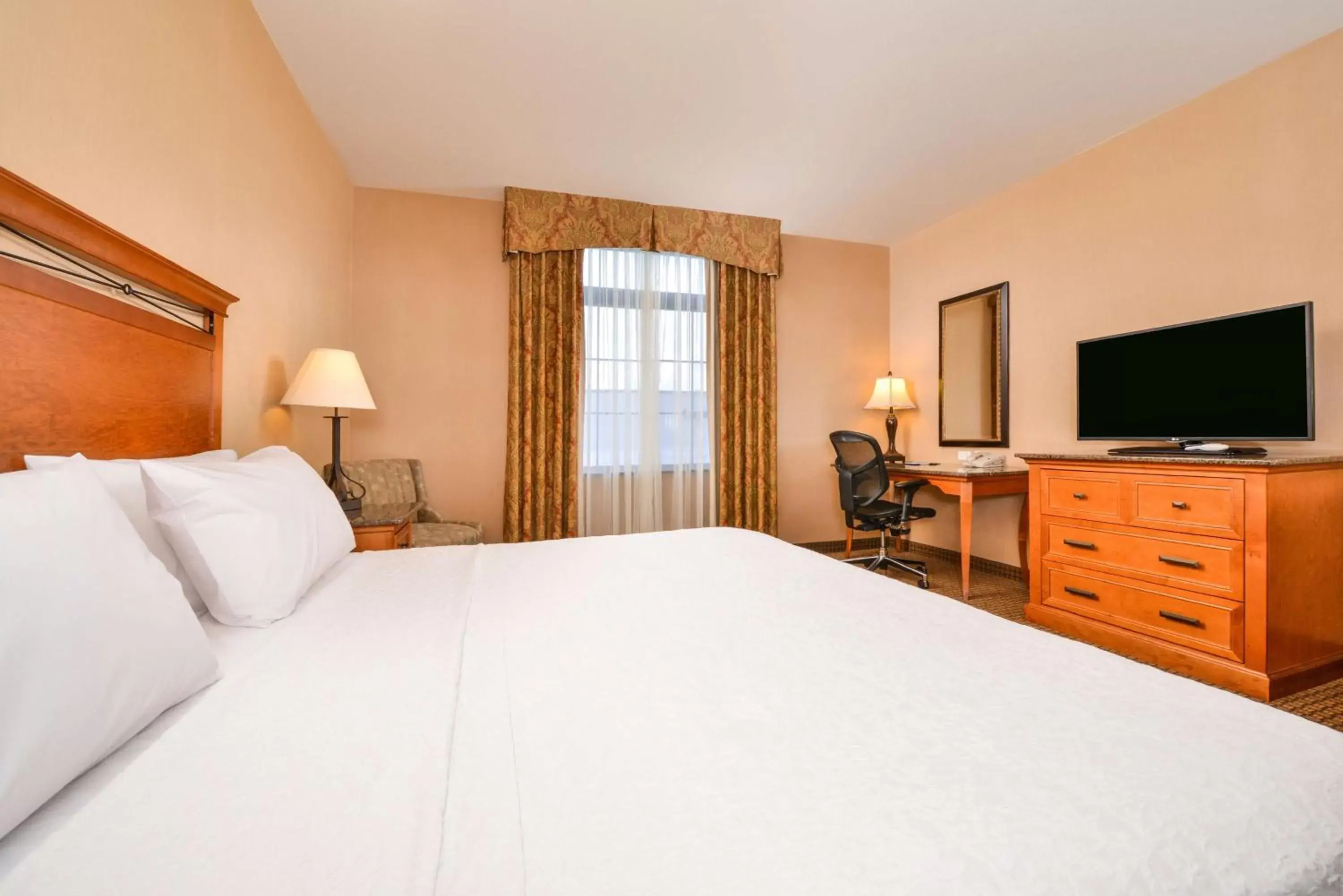 Property building, Bed in Hampton Inn and Suites Coeur d'Alene