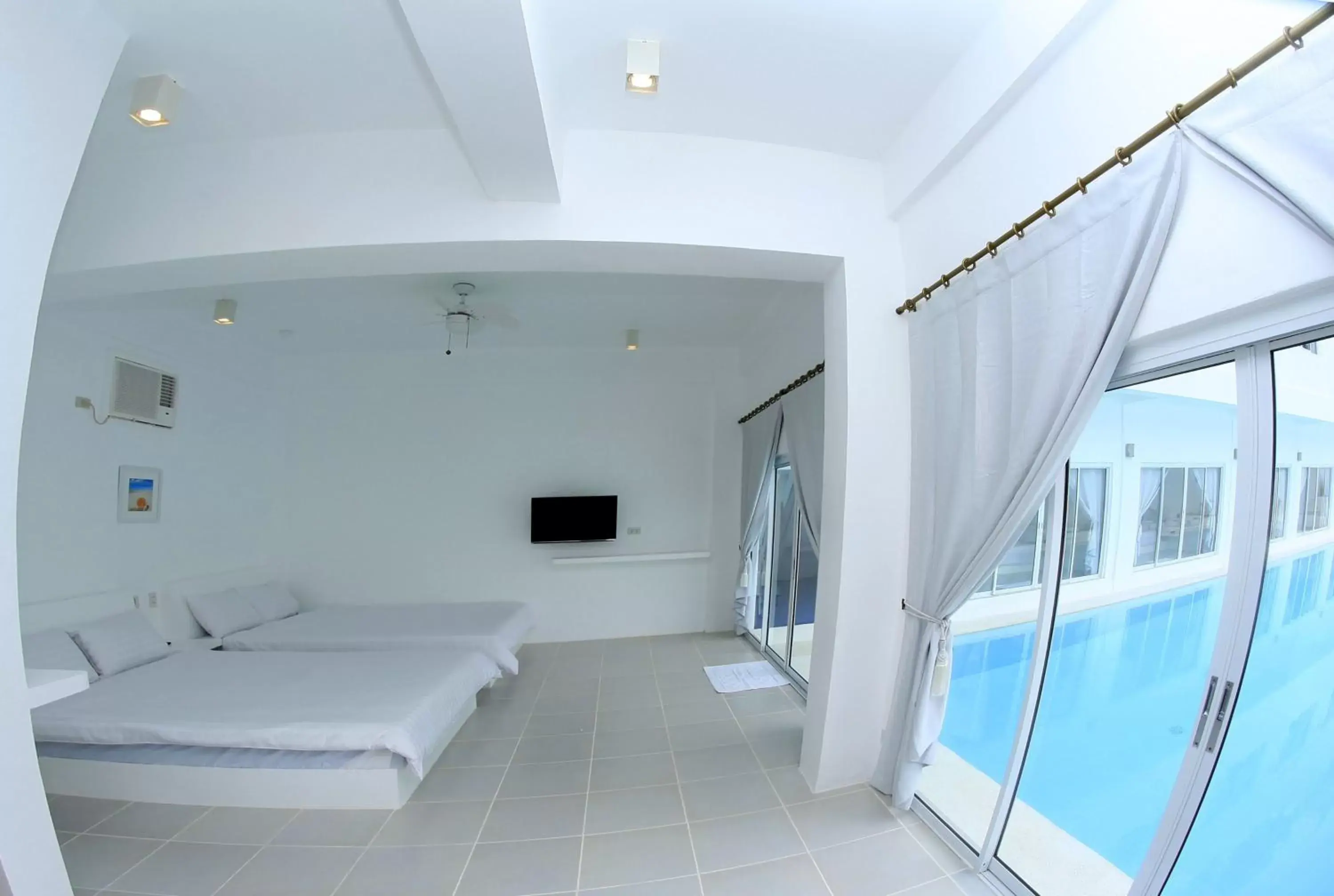 Photo of the whole room, Swimming Pool in Bluewave Hotel