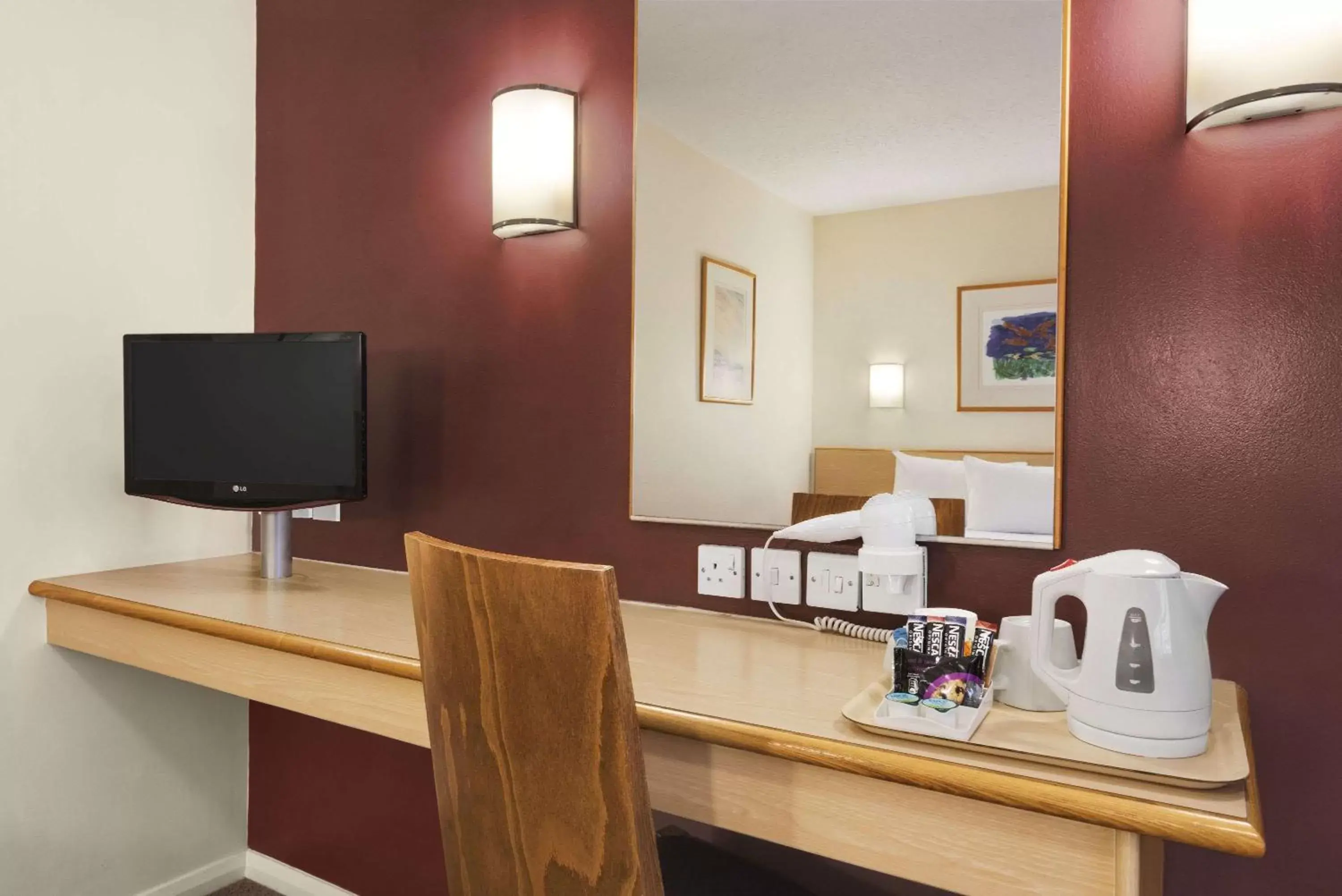 Photo of the whole room, TV/Entertainment Center in Days Inn Hotel Warwick South - Southbound M40