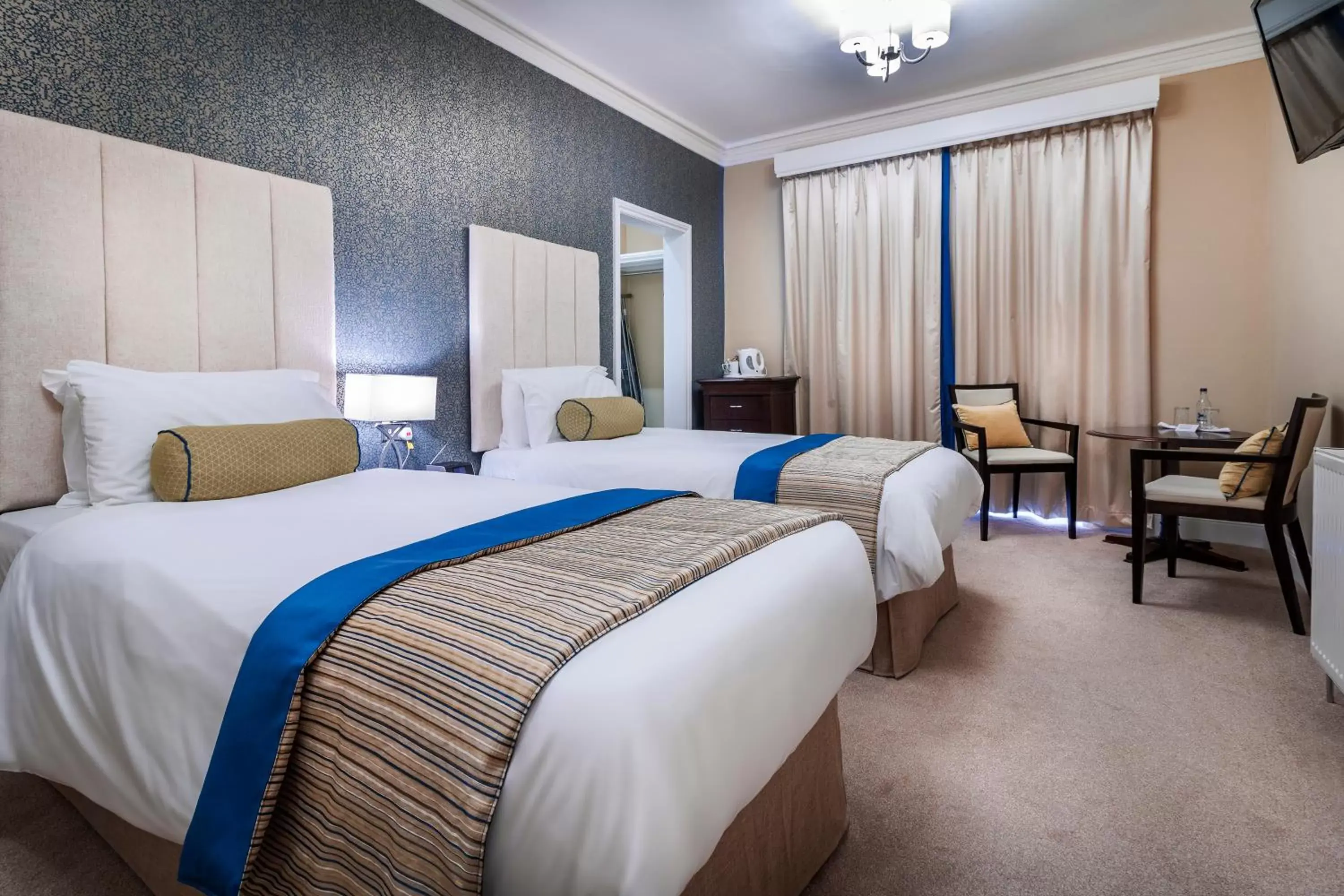 Photo of the whole room, Bed in The Shrubbery Hotel, Ilminster Photo of the whole room, Bed in The Shrubbery Hotel, Ilminster