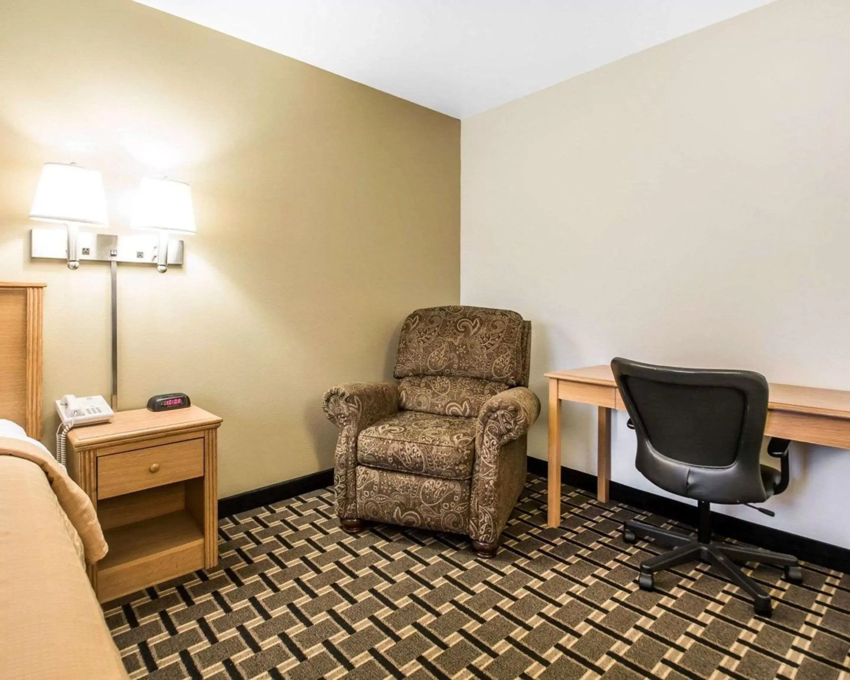 Photo of the whole room, Seating Area in Quality Inn Mauston