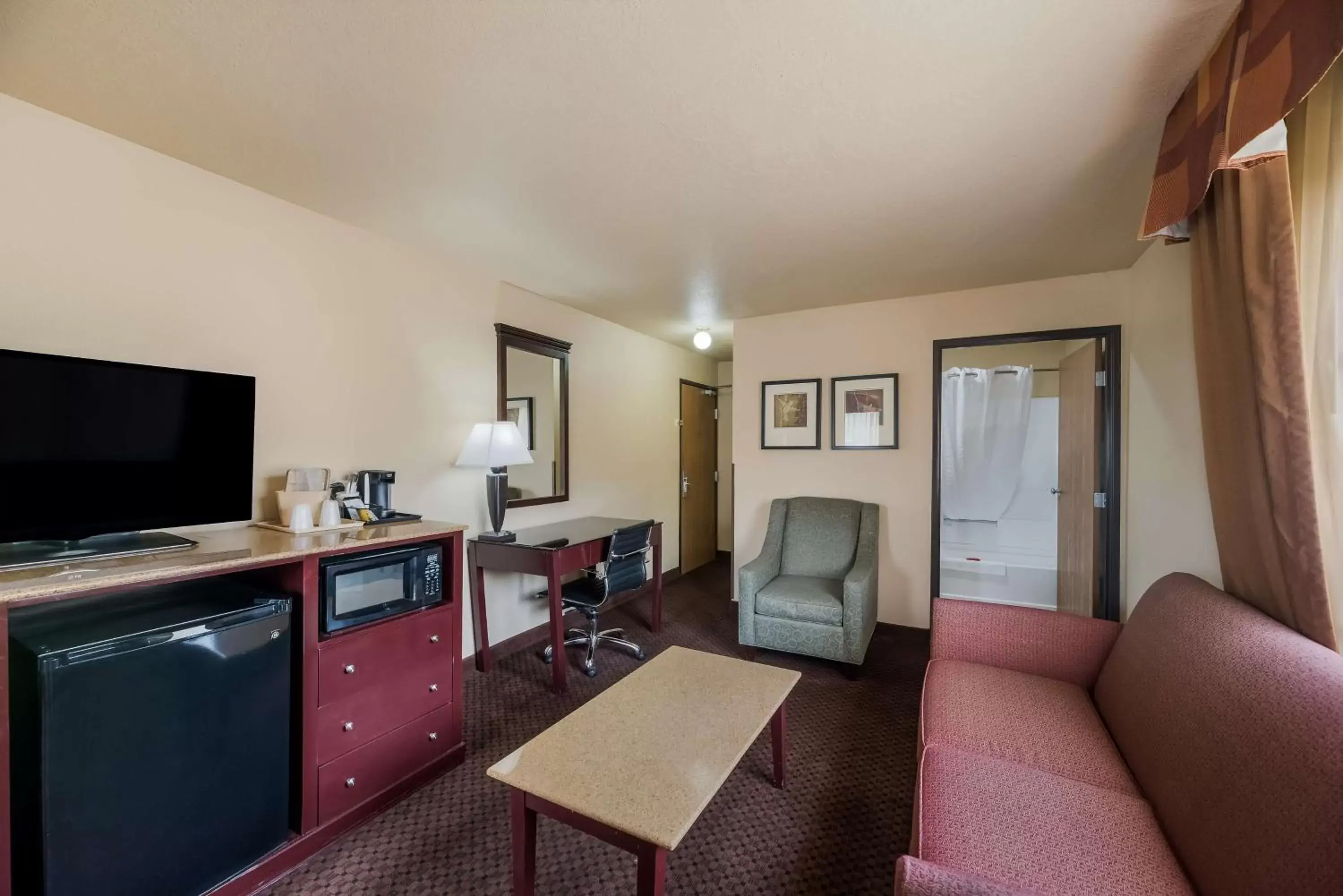 Photo of the whole room, TV/Entertainment Center in SureStay Plus Hotel by Best Western Silver City