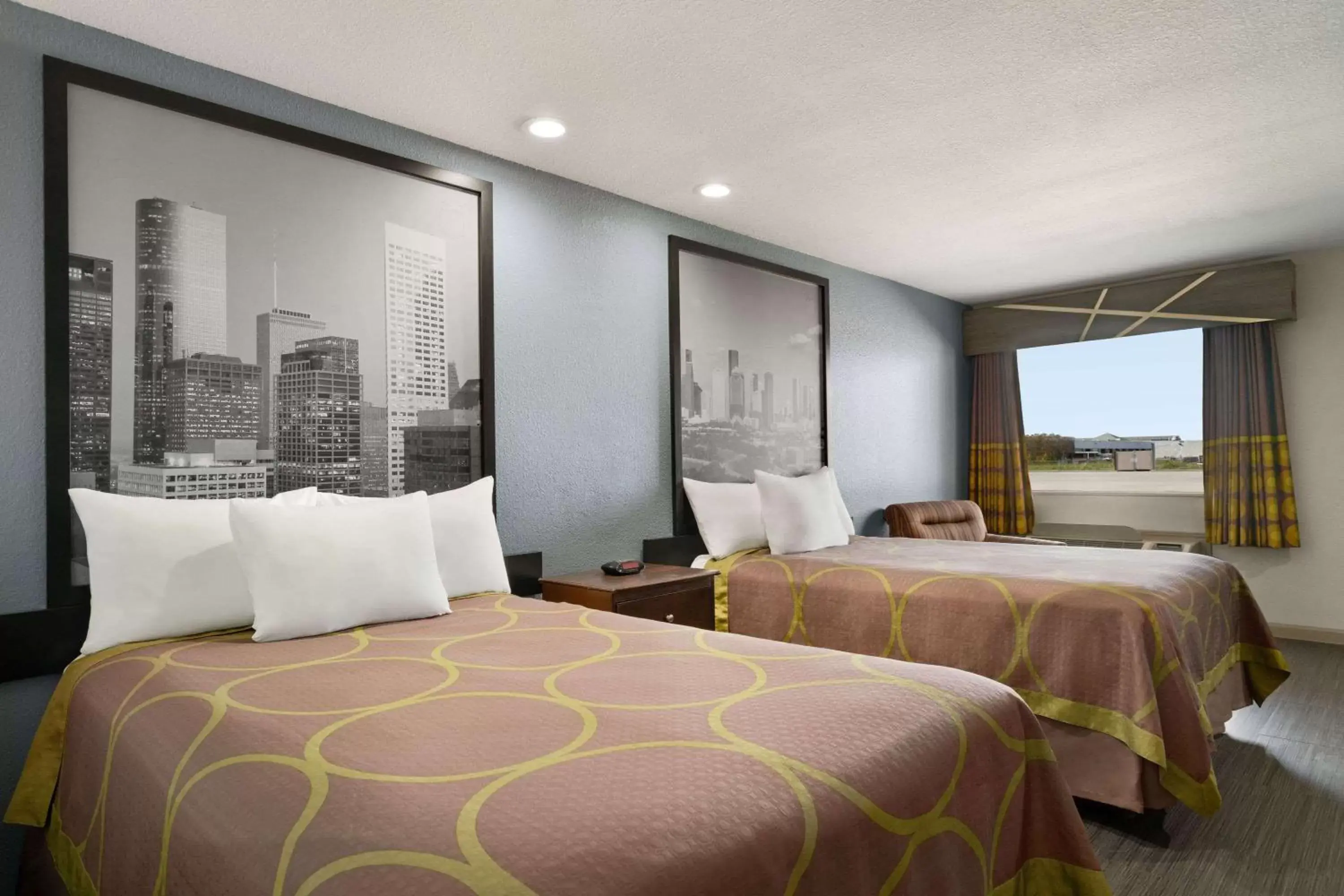 Photo of the whole room, Bed in Super 8 by Wyndham Houston/Dtwn/I-610