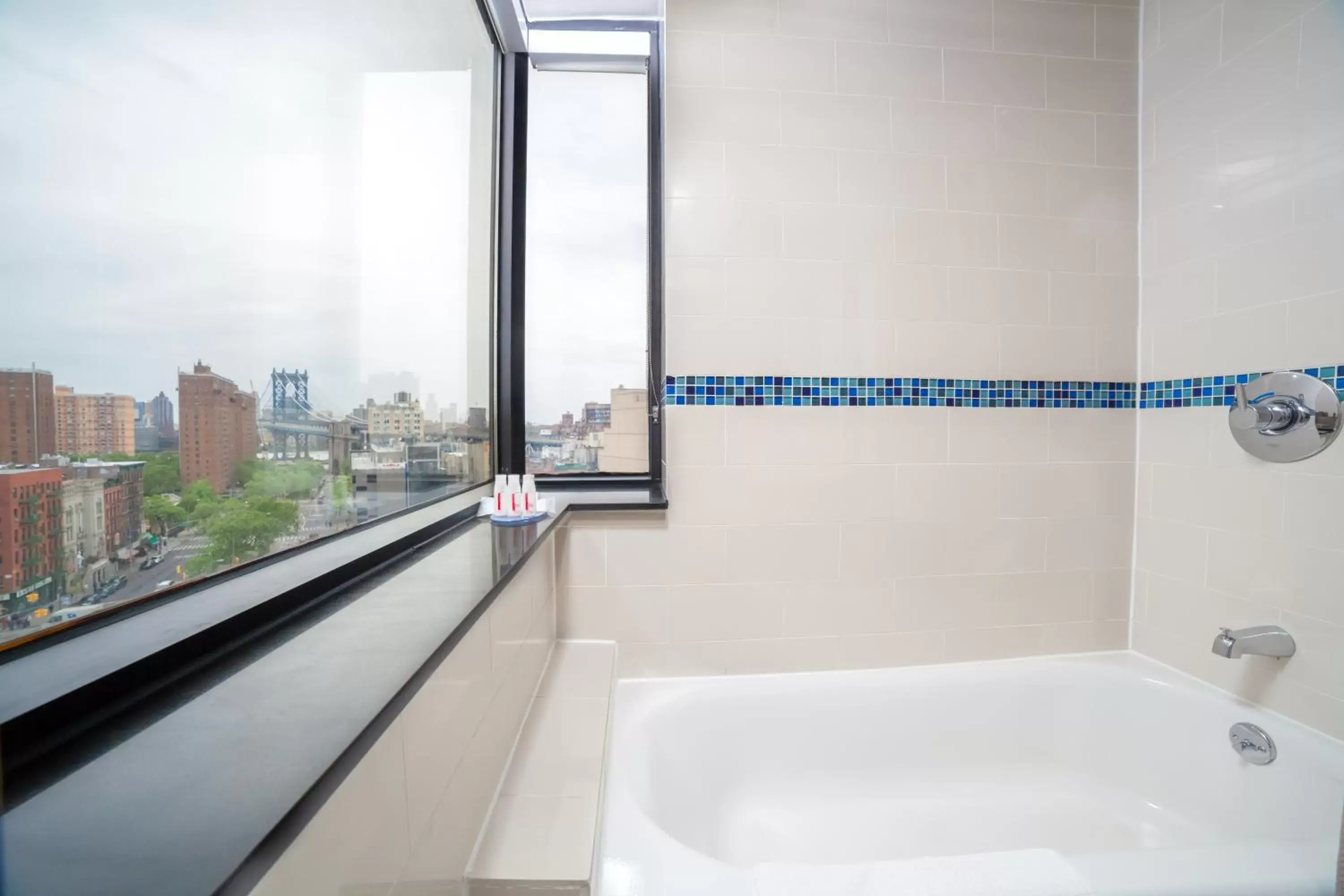Landmark view, Bathroom in Hotel Richland LES