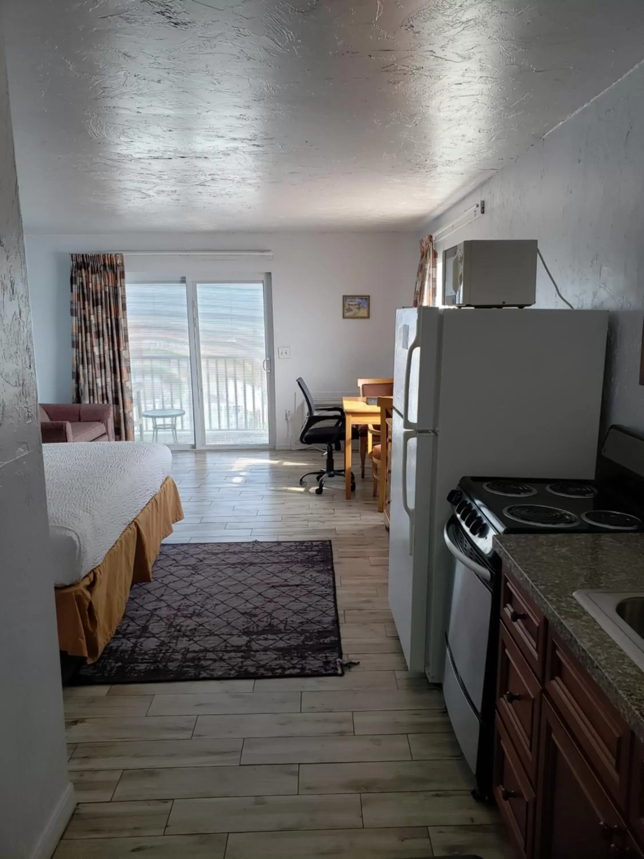 Kitchen or kitchenette, Kitchen/Kitchenette in Topaz Motel - Flagler Beach