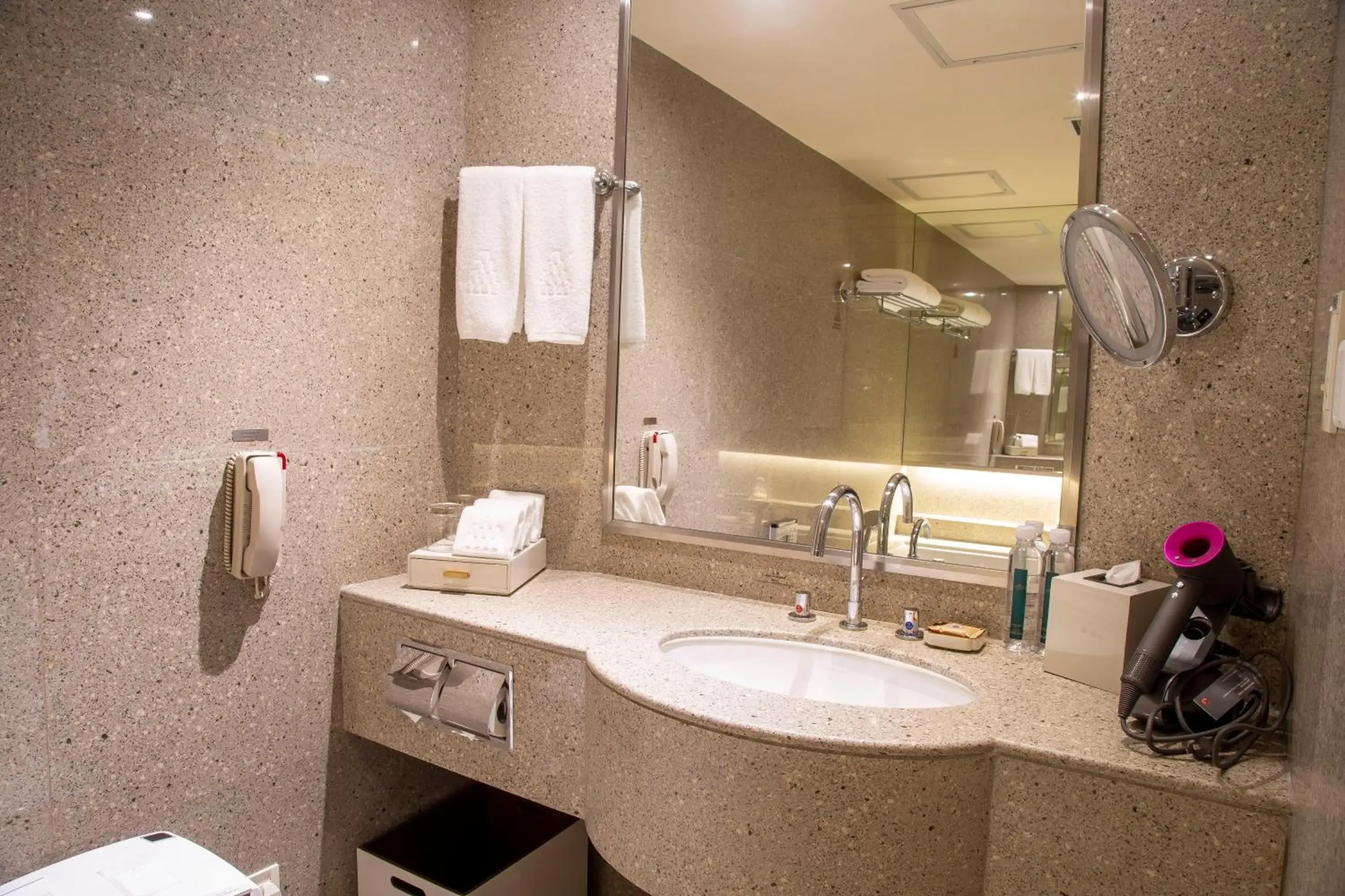 Bathroom in Juss Hengshan HotelFormer Regal International East Asia Hotel