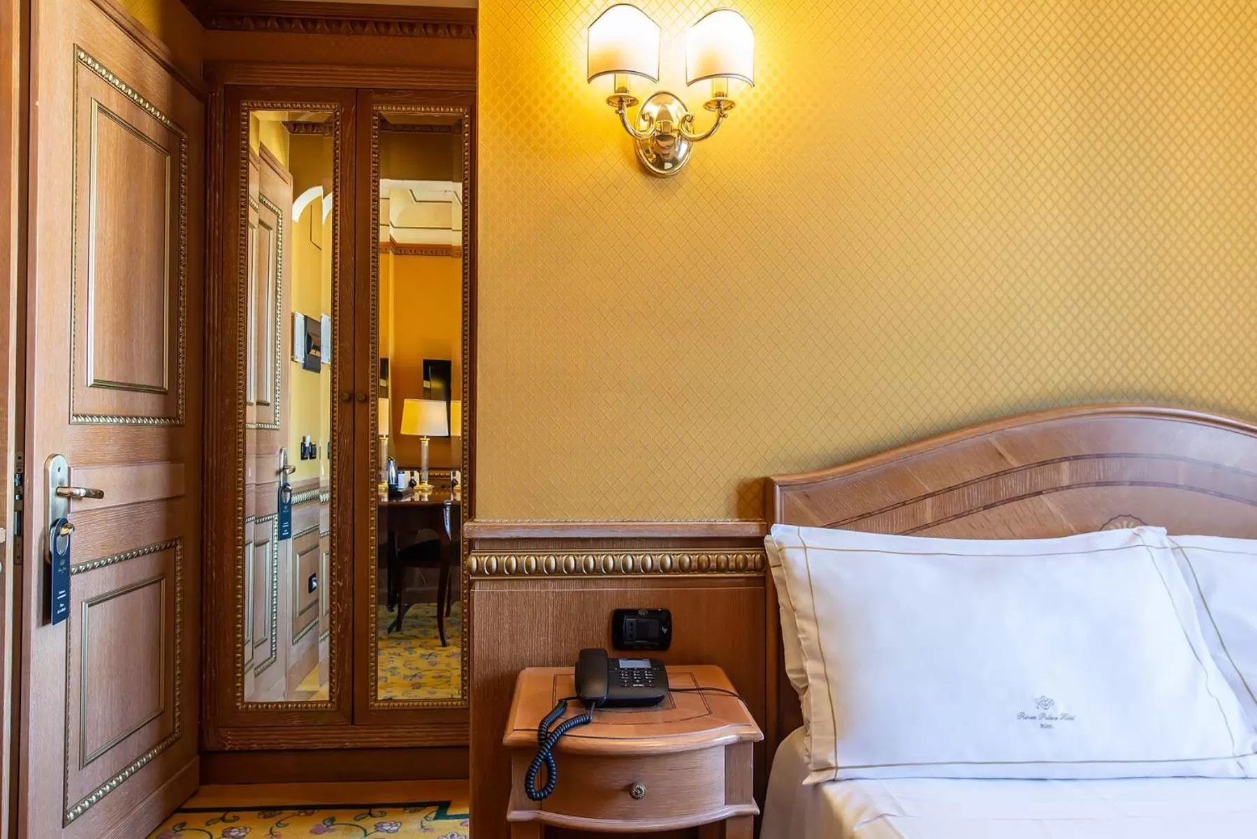 Bedroom, Bed in River Palace Hotel