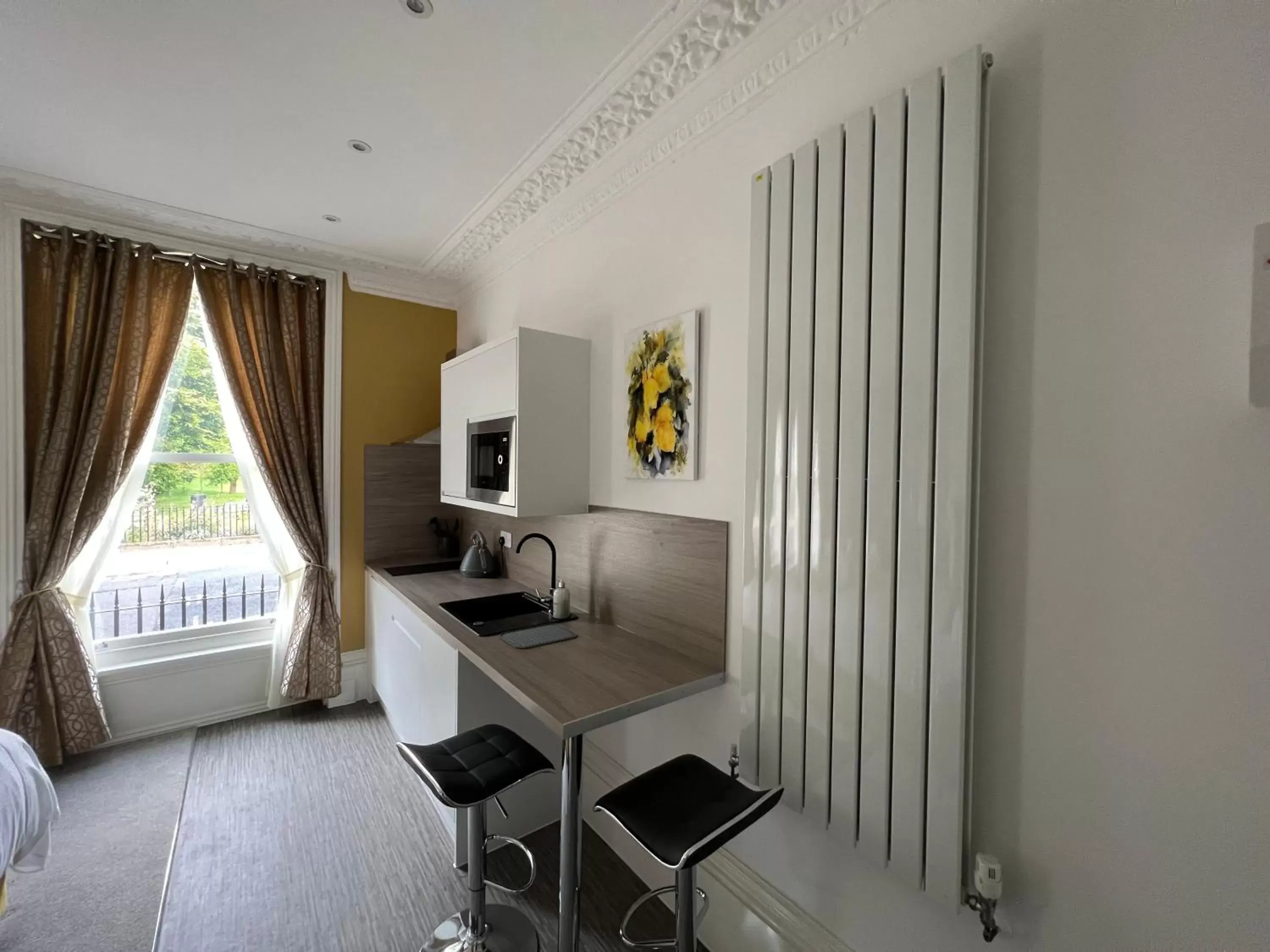 Kitchen or kitchenette, Seating Area in Winckley Square Residences