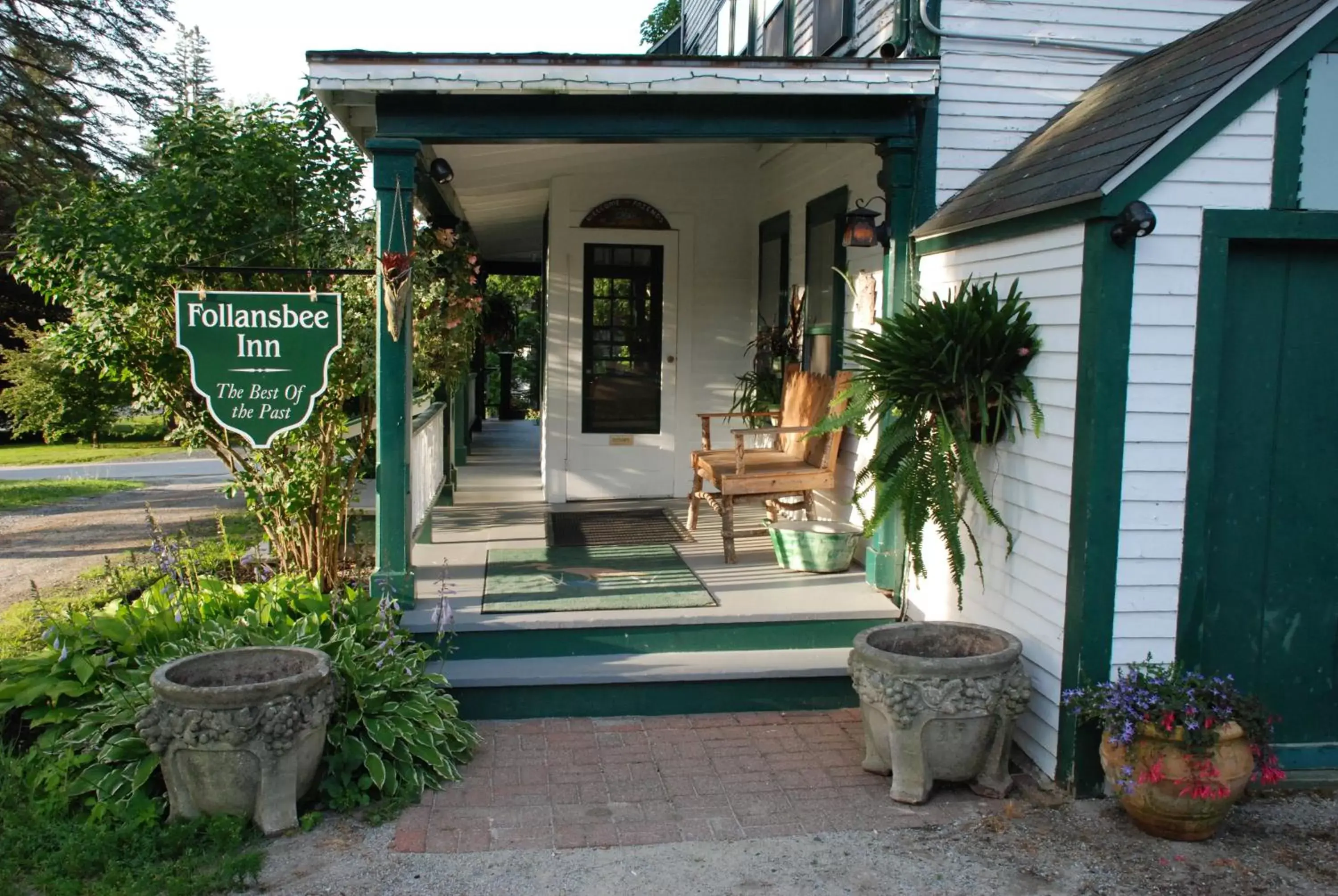 Facade/entrance in Follansbee Inn