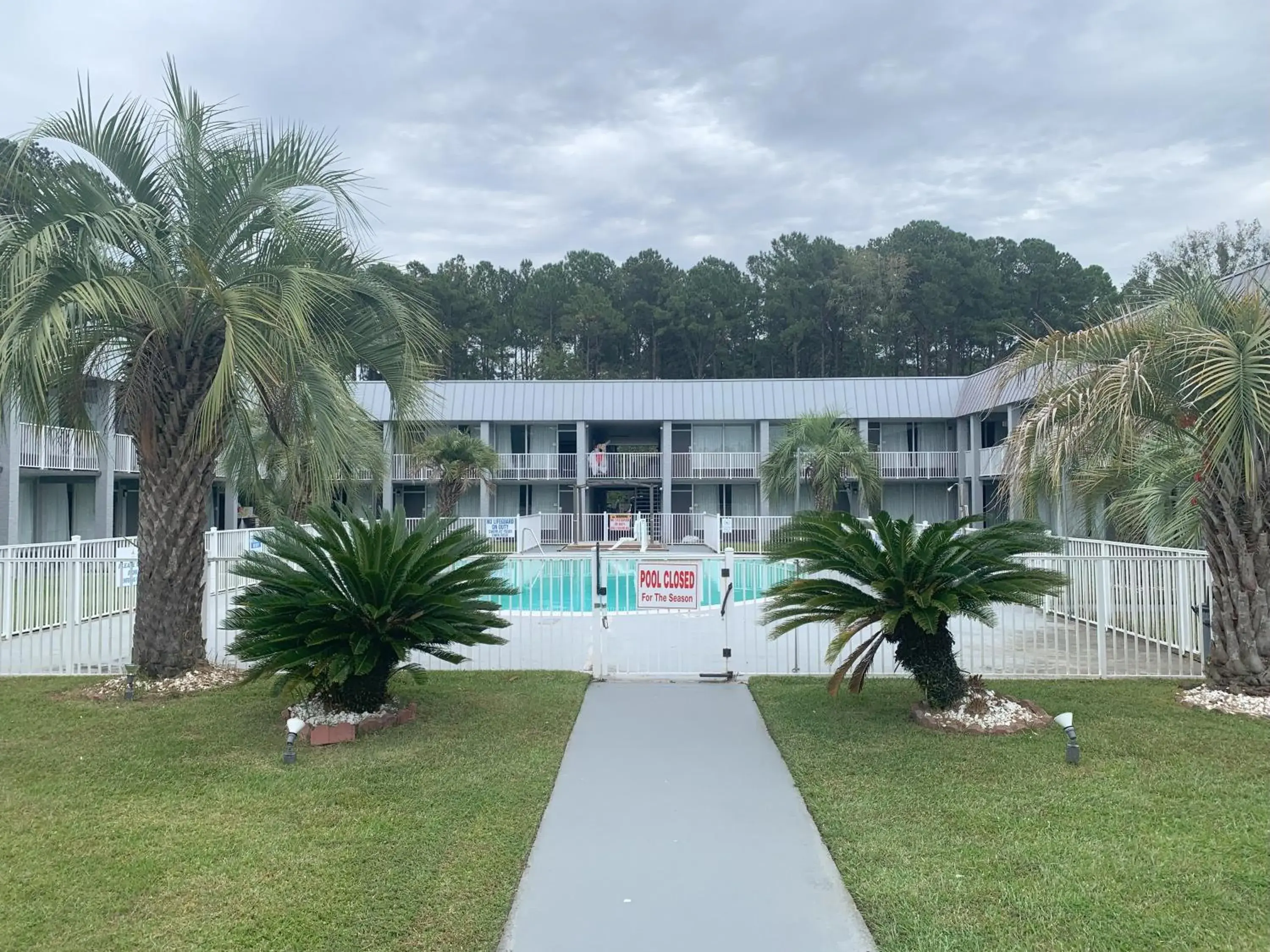 Property building, Swimming Pool in Quality Inn & Suites Hardeeville - Savannah North - Renovated with Hot Breakfast Included