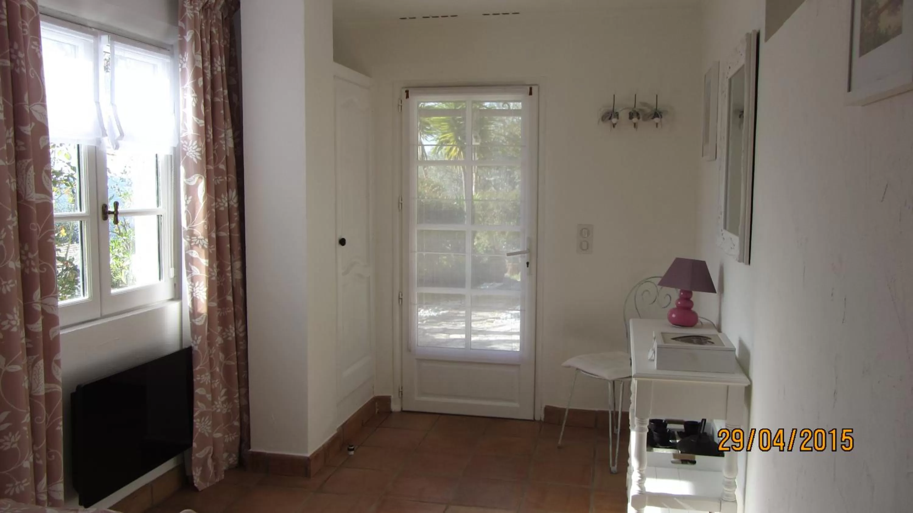 Photo of the whole room in villa des oliviers