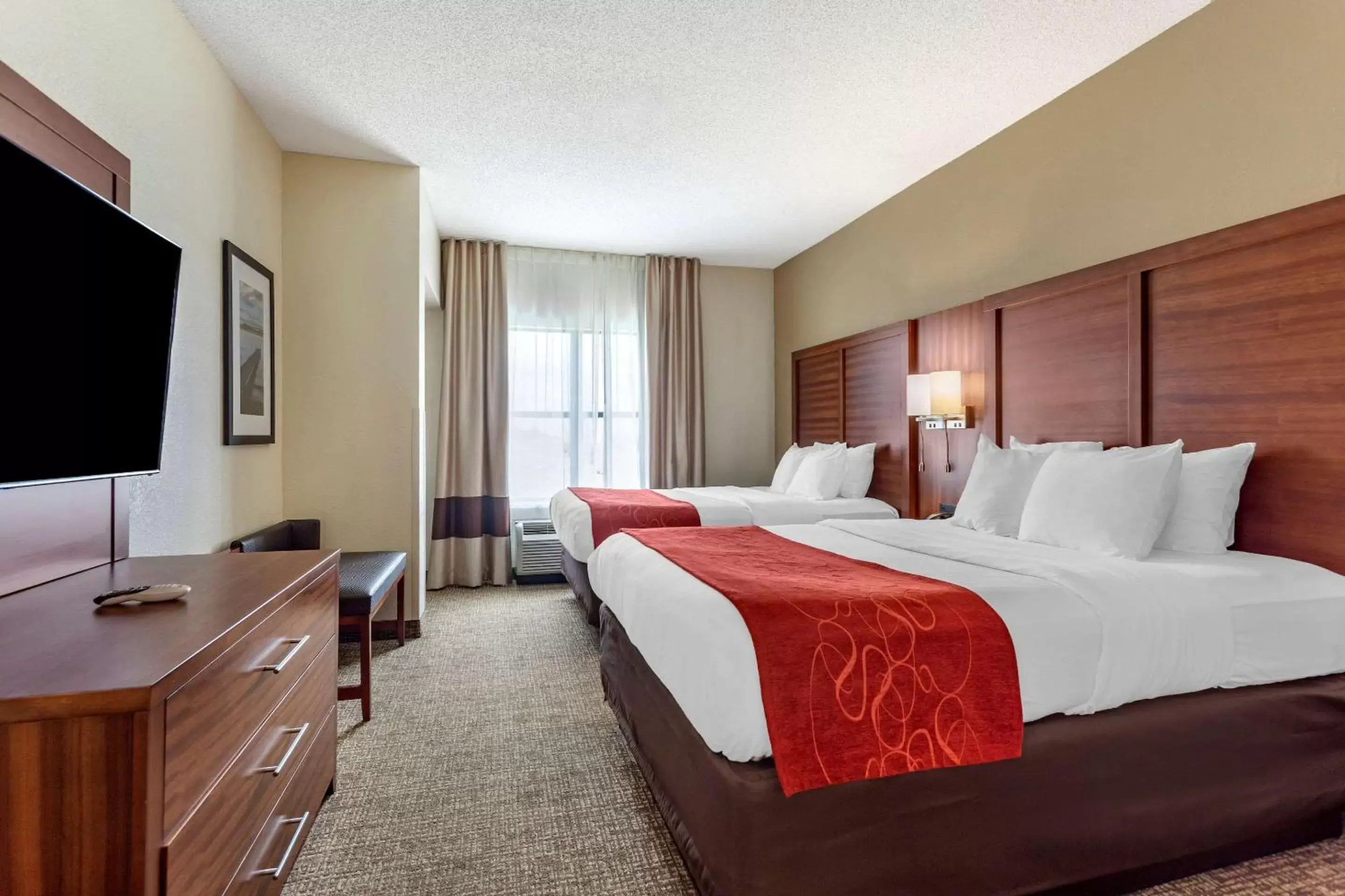 Bedroom, Bed in Comfort Suites Southaven I-55