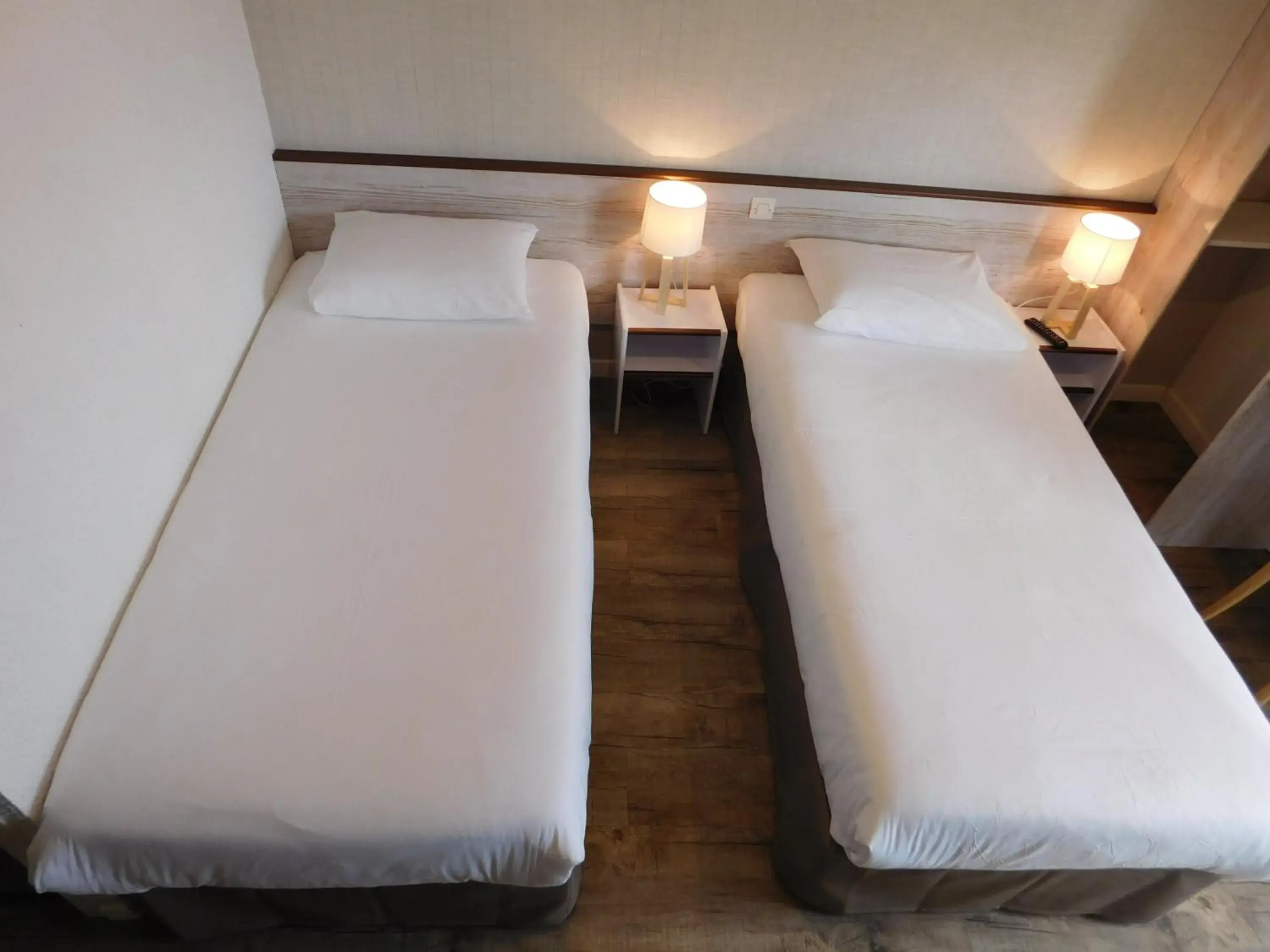 Property building, Bed in The Originals Access, Hotel Aries, Argentan (Inter-Hotel)