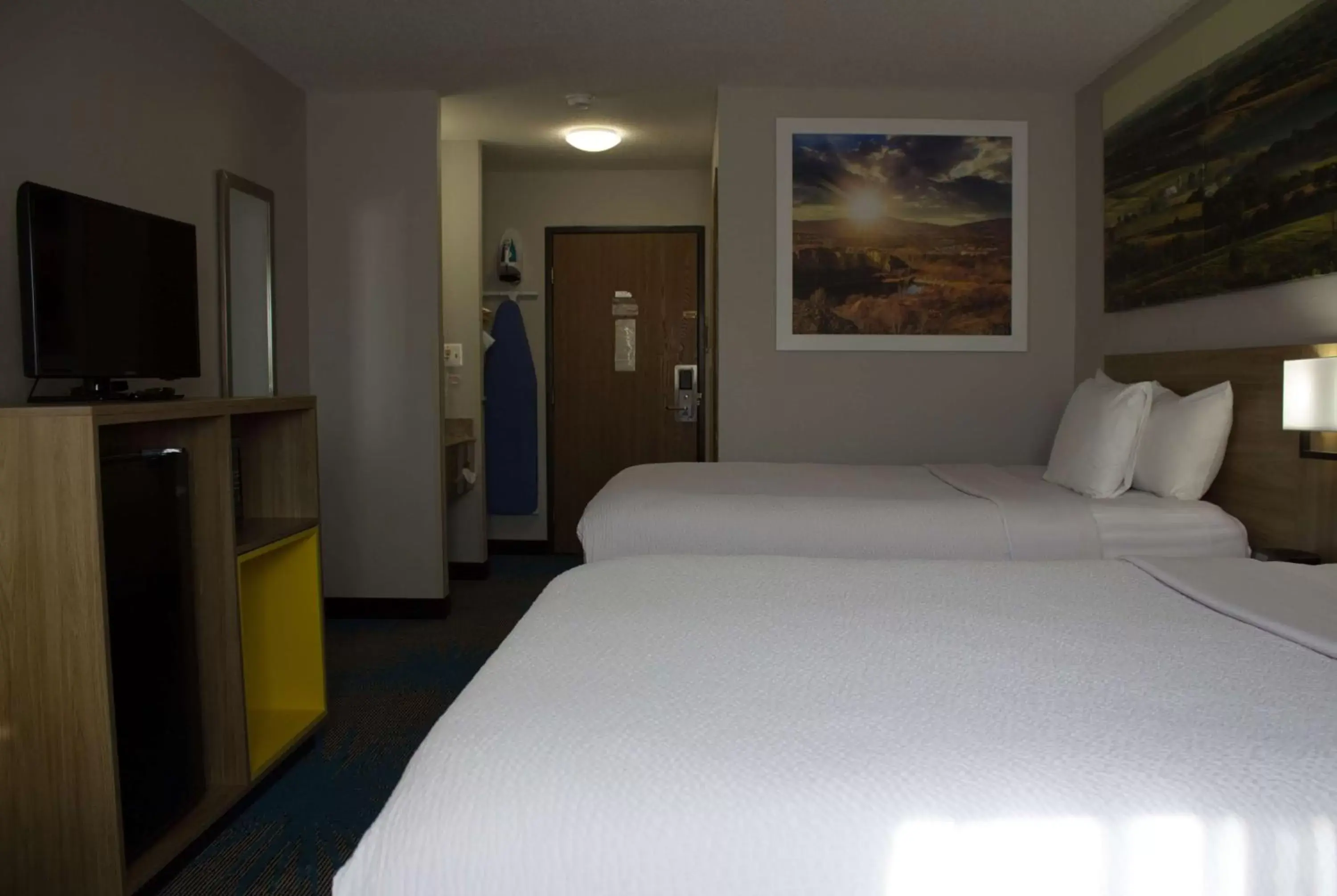Photo of the whole room, Bed in Days Inn by Wyndham Colby