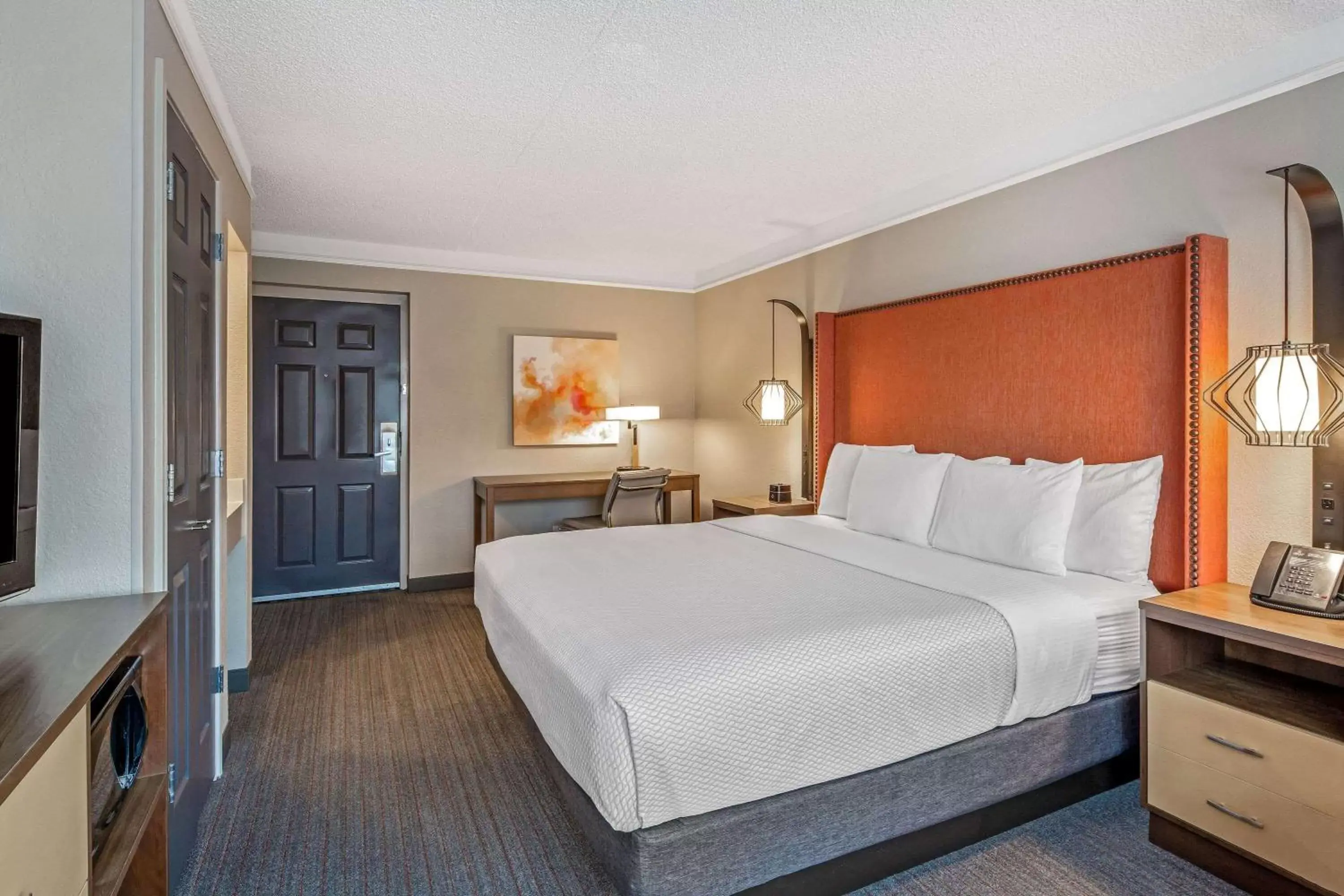 Photo of the whole room, Bed in La Quinta by Wyndham San Francisco Airport North