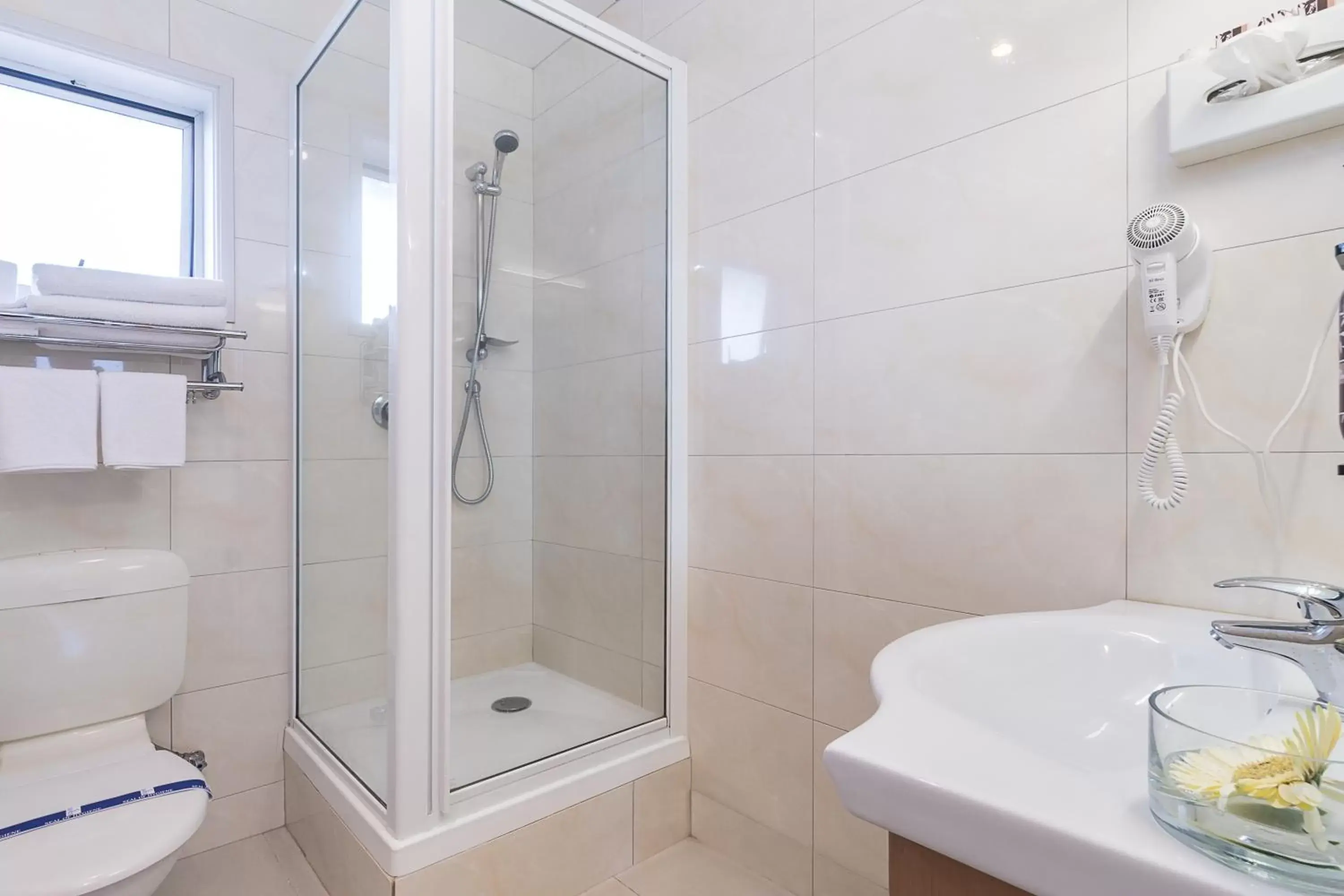 Shower, Bathroom in Best Western Newmarket Inn & Suites