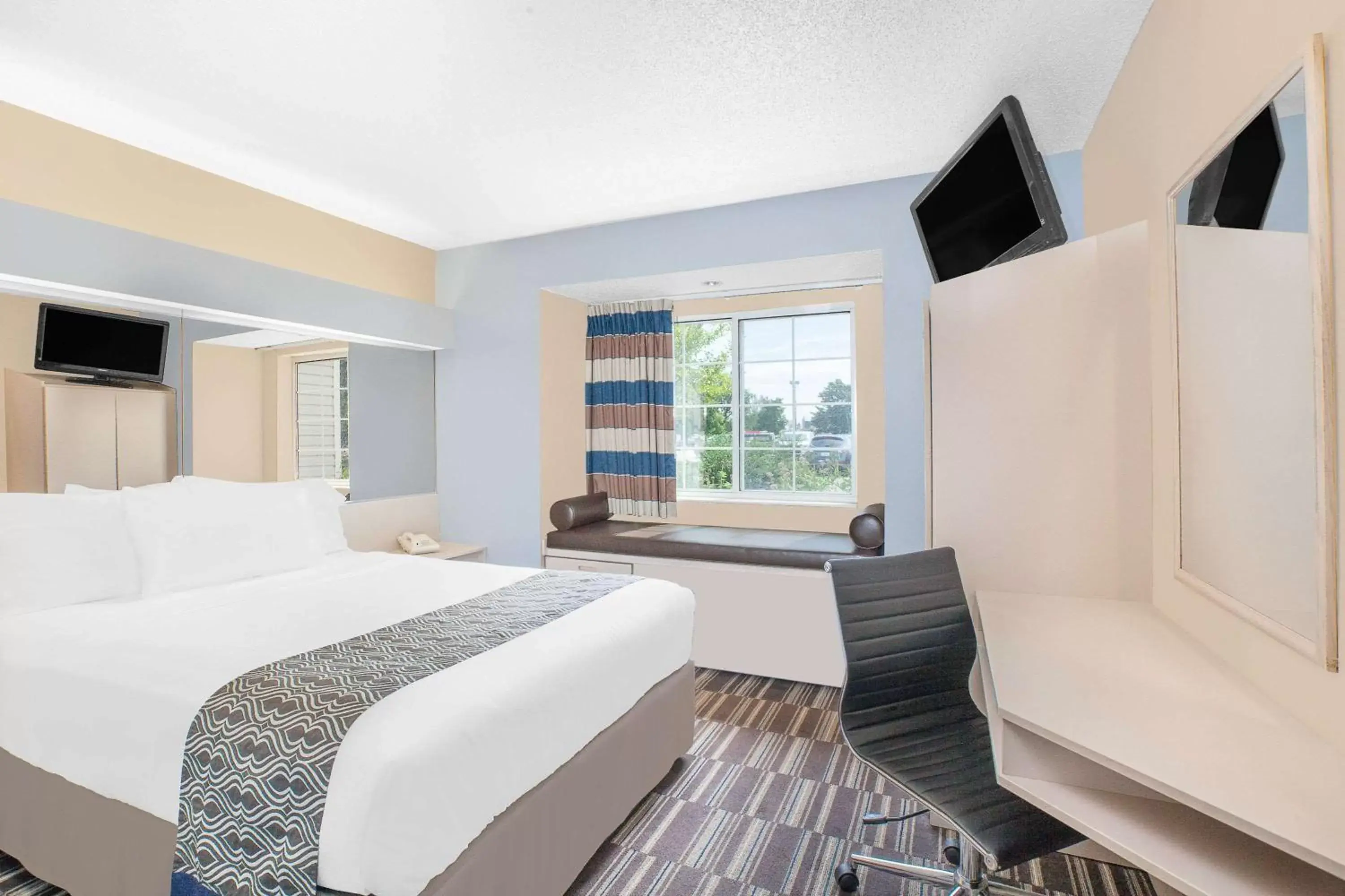 Photo of the whole room, Bed in Microtel Inn and Suites Clear Lake
