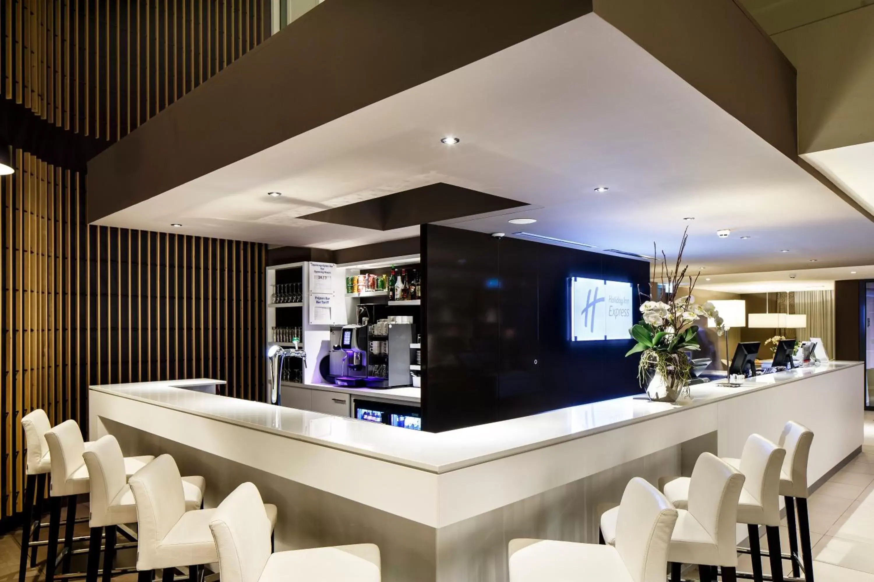 Lounge or bar, Lounge/Bar in Holiday Inn Express The Hague - Parliament, an IHG Hotel