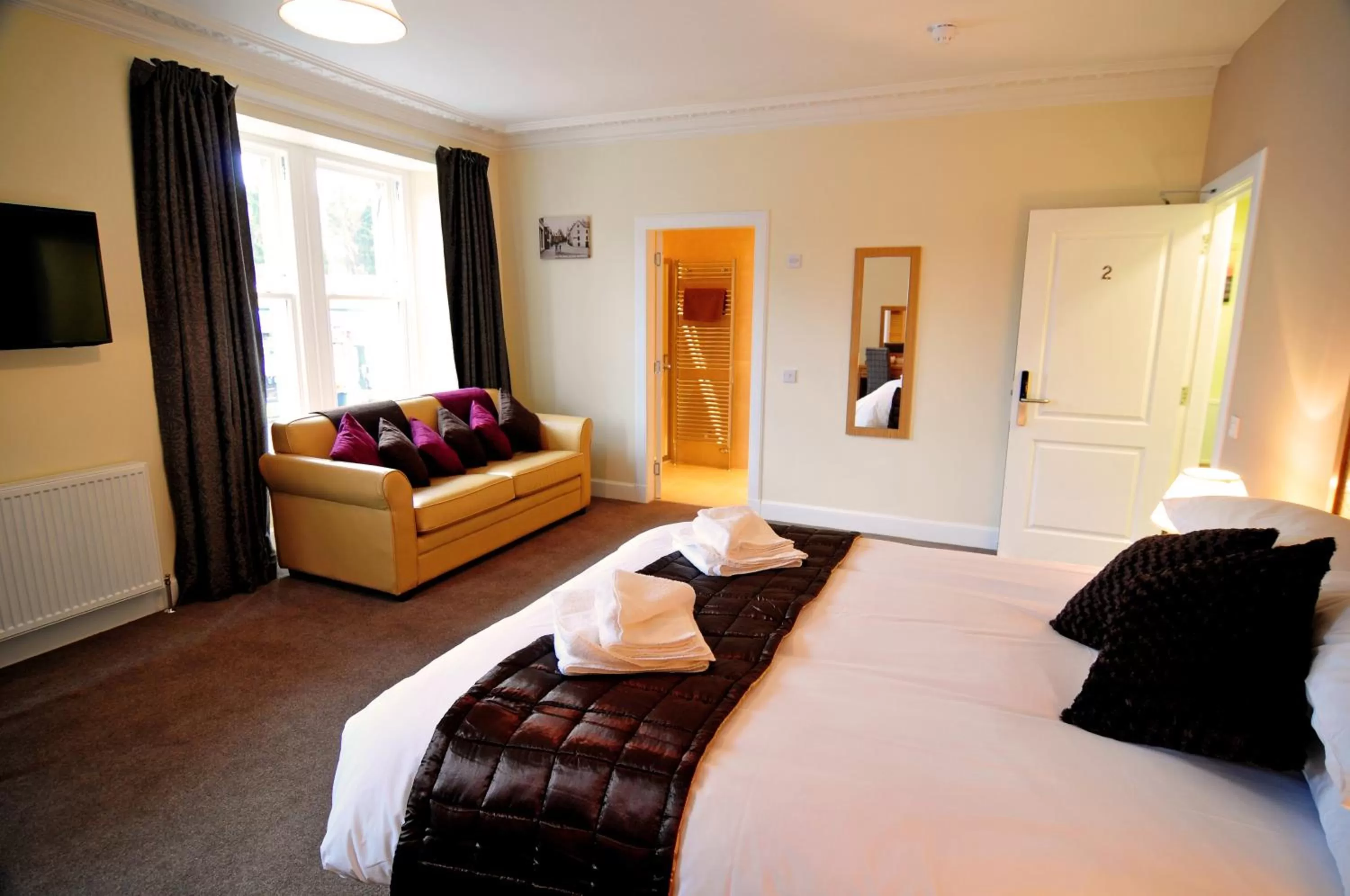Photo of the whole room, Bed in Schiehallion Hotel