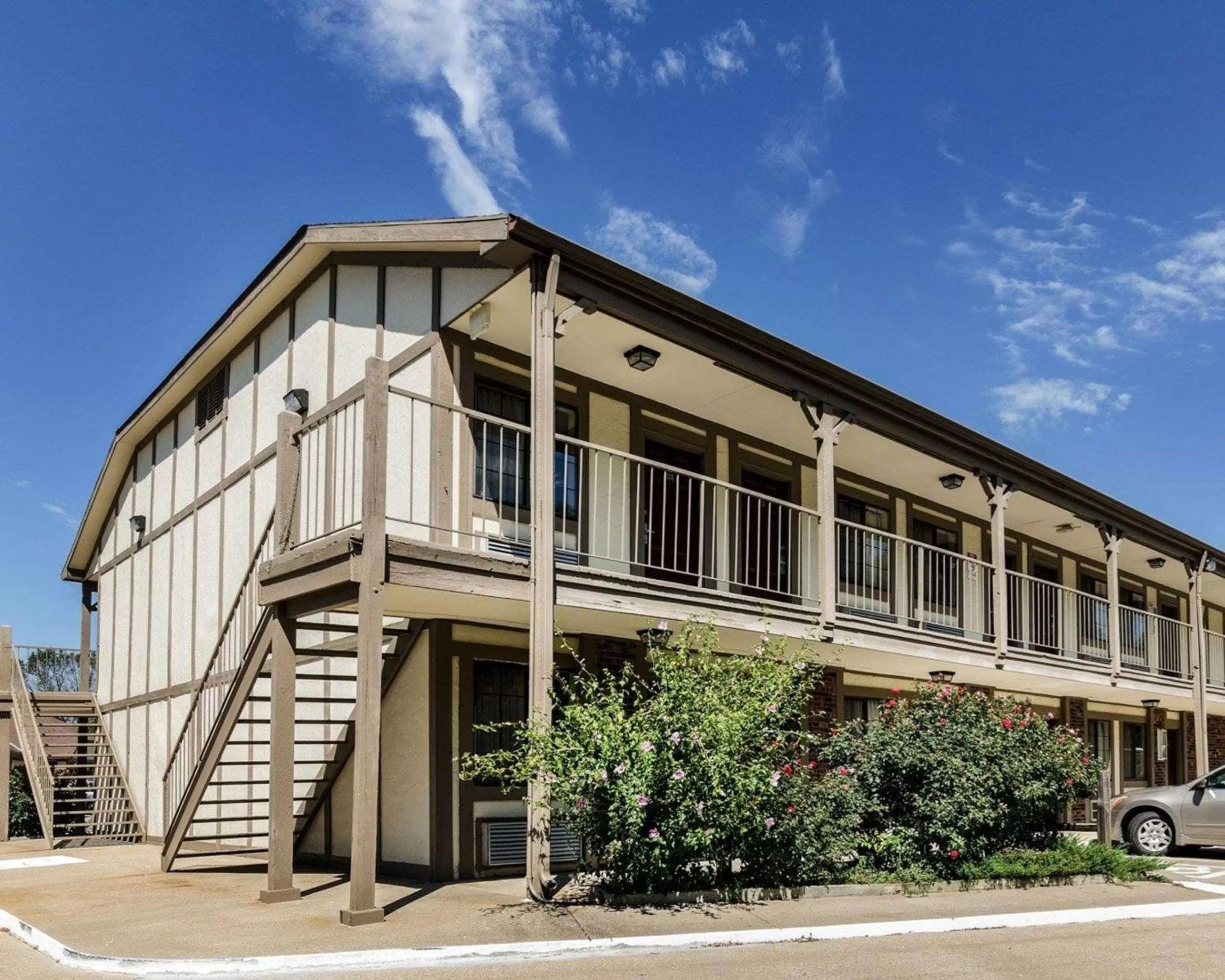 Property building in Econo Lodge University