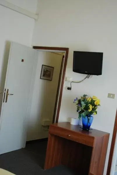 TV and multimedia, TV/Entertainment Center in Hotel Tuscolano