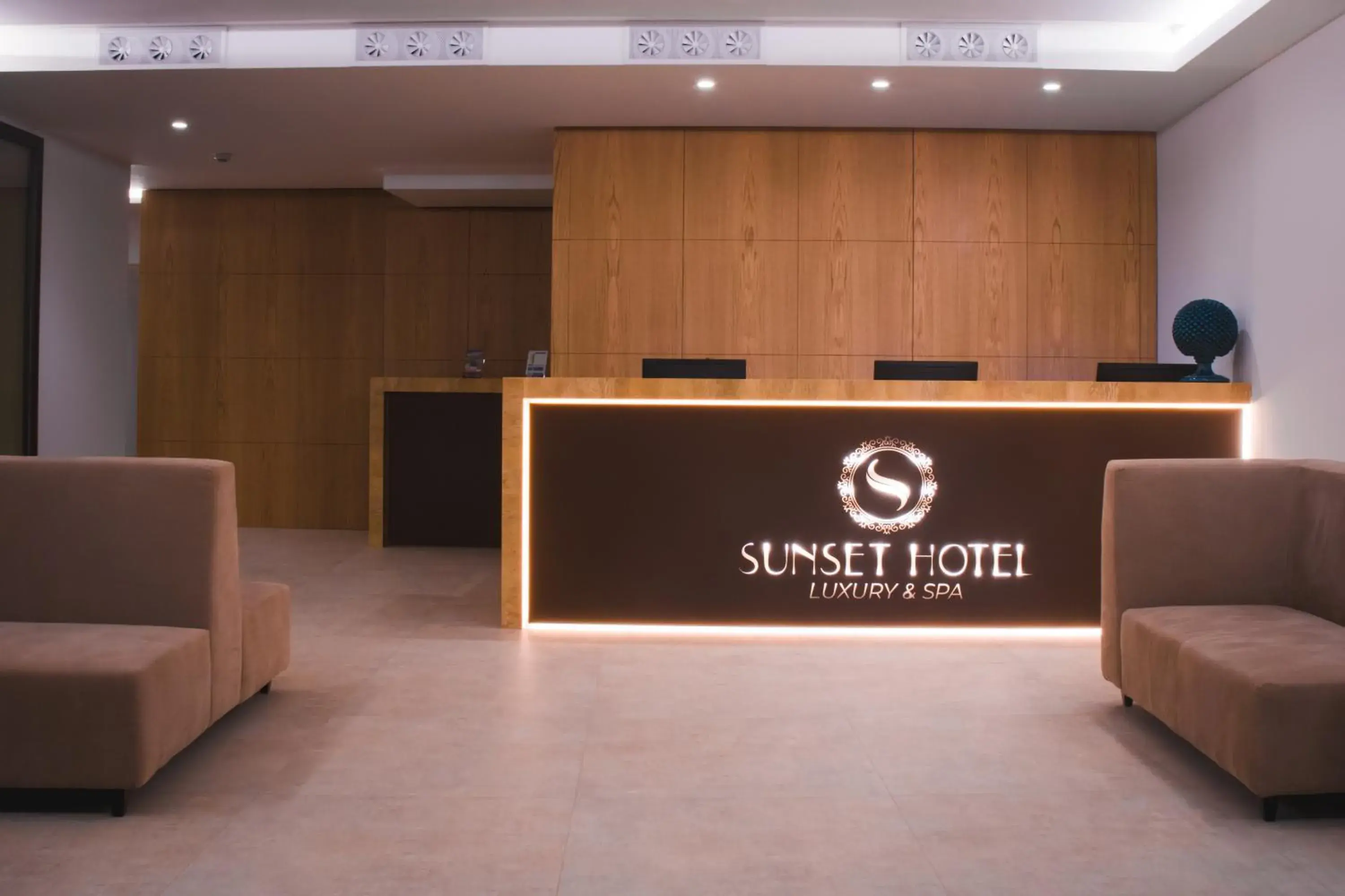 Lobby/Reception in Sunset Hotel