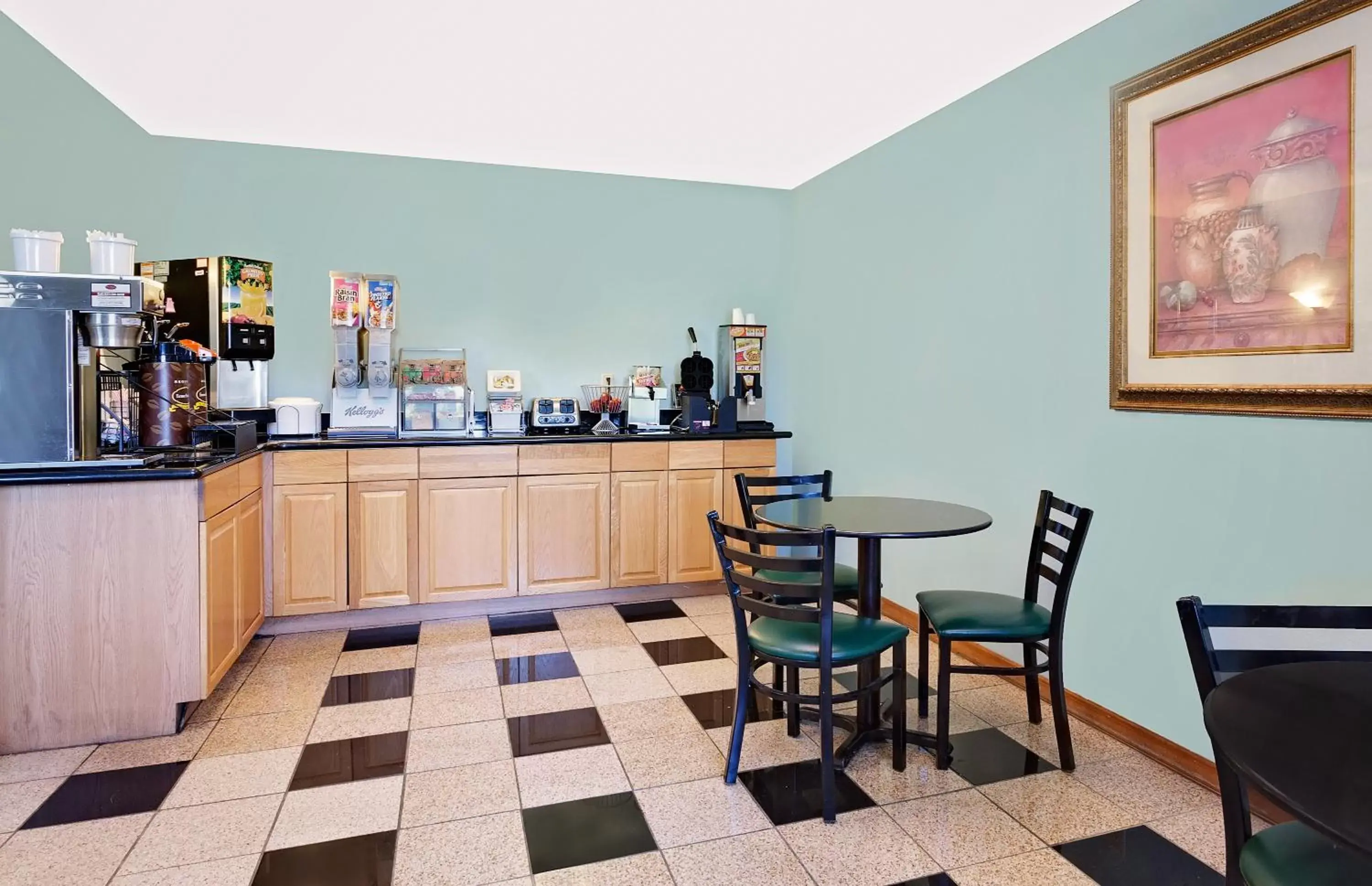 Coffee/tea facilities, Restaurant/Places to Eat in Super 8 by Wyndham Carlisle-South