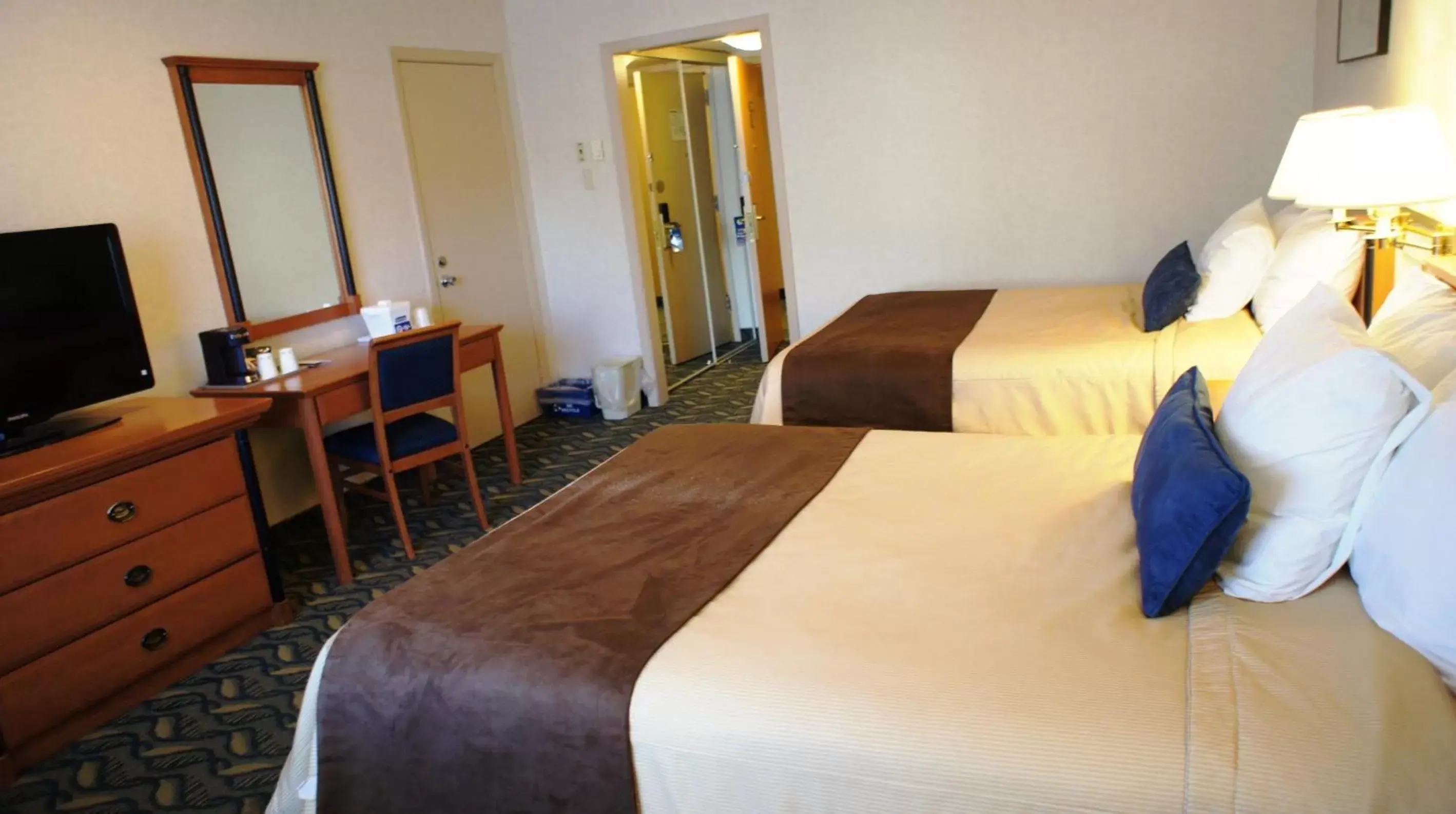 Photo of the whole room, Bed in Travelodge by Wyndham Niagara Falls At the Falls