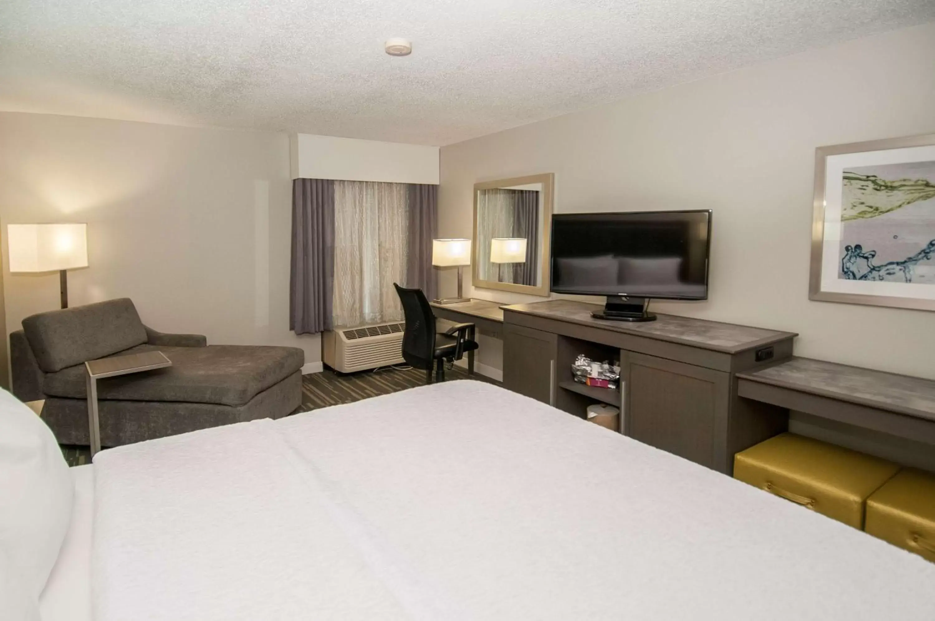 Bedroom, TV/Entertainment Center in Hampton Inn Shreveport/Bossier City