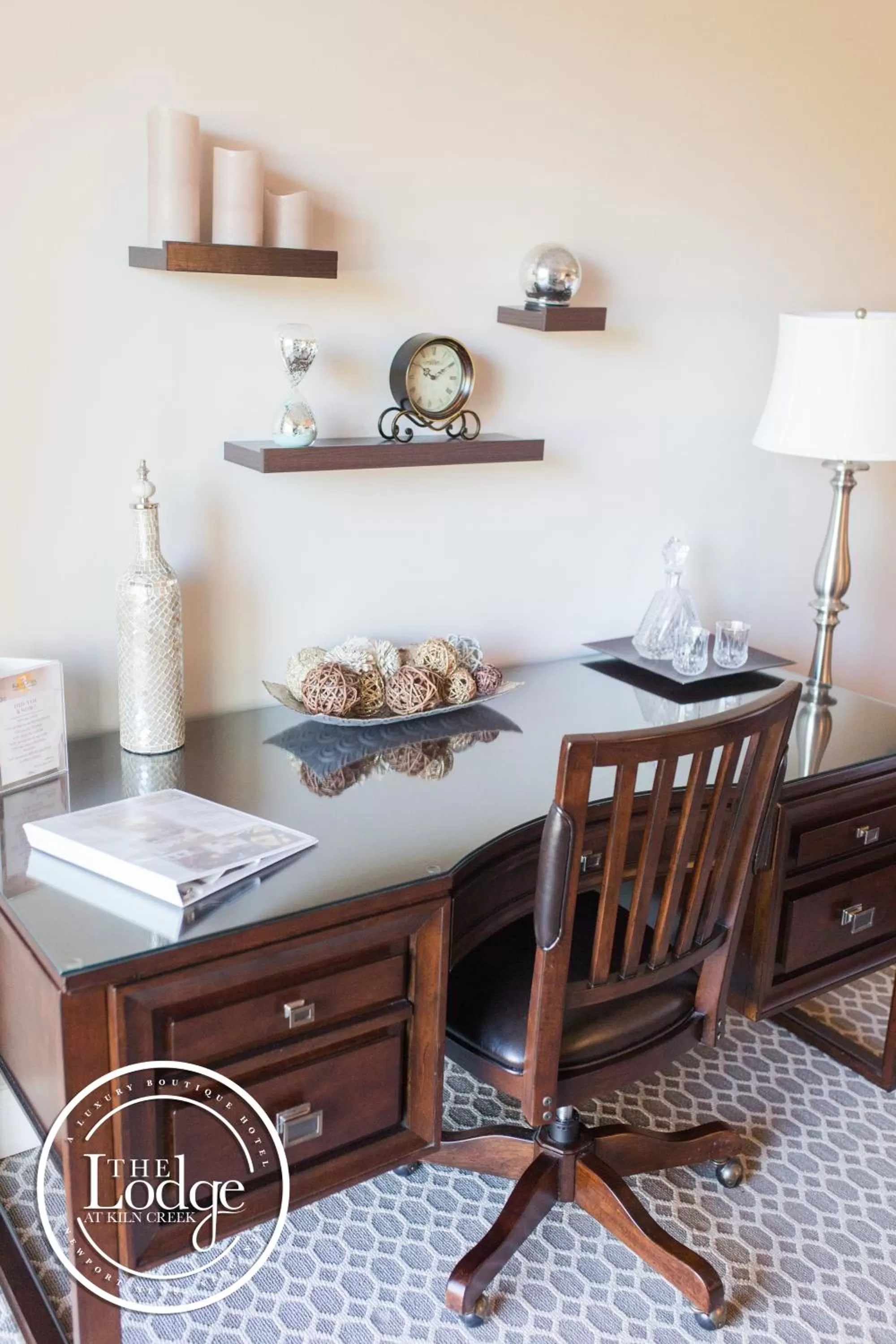 Photo of the whole room, Seating Area in The Lodge at Kiln Creek Resort