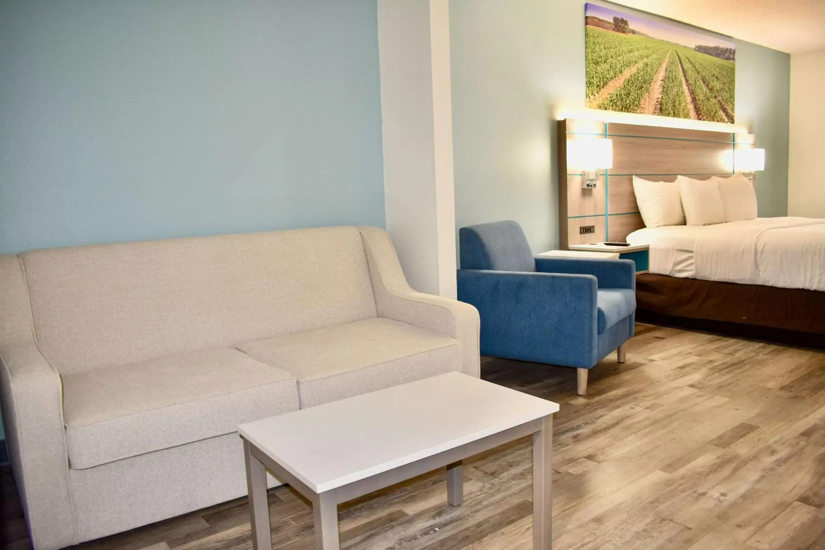 Bedroom, Seating Area in Clarion Pointe Vidalia - Lyons West