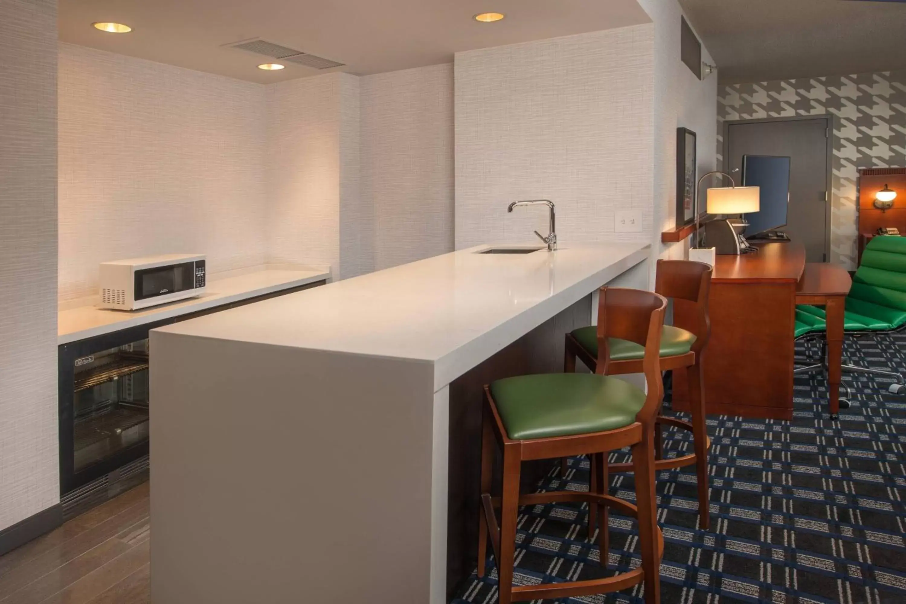 Photo of the whole room, Kitchen/Kitchenette in Courtyard Arlington Crystal City/Reagan National Airport
