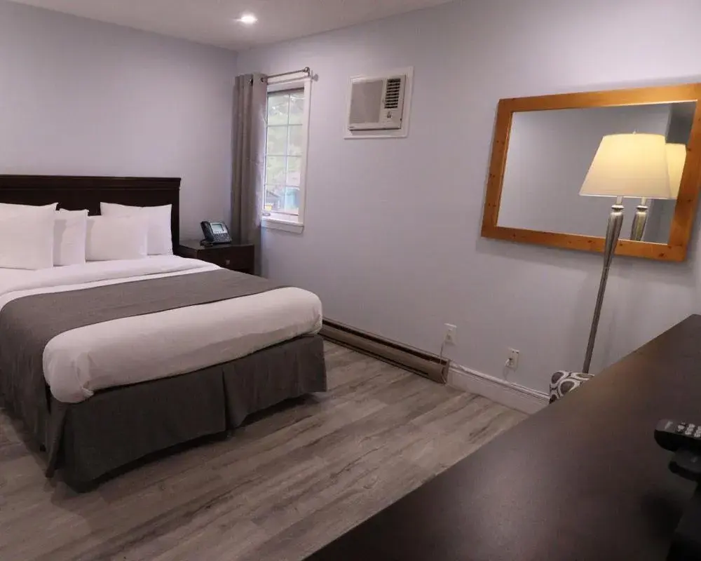 Bedroom, Bed in Algonquin Lakeside Inn