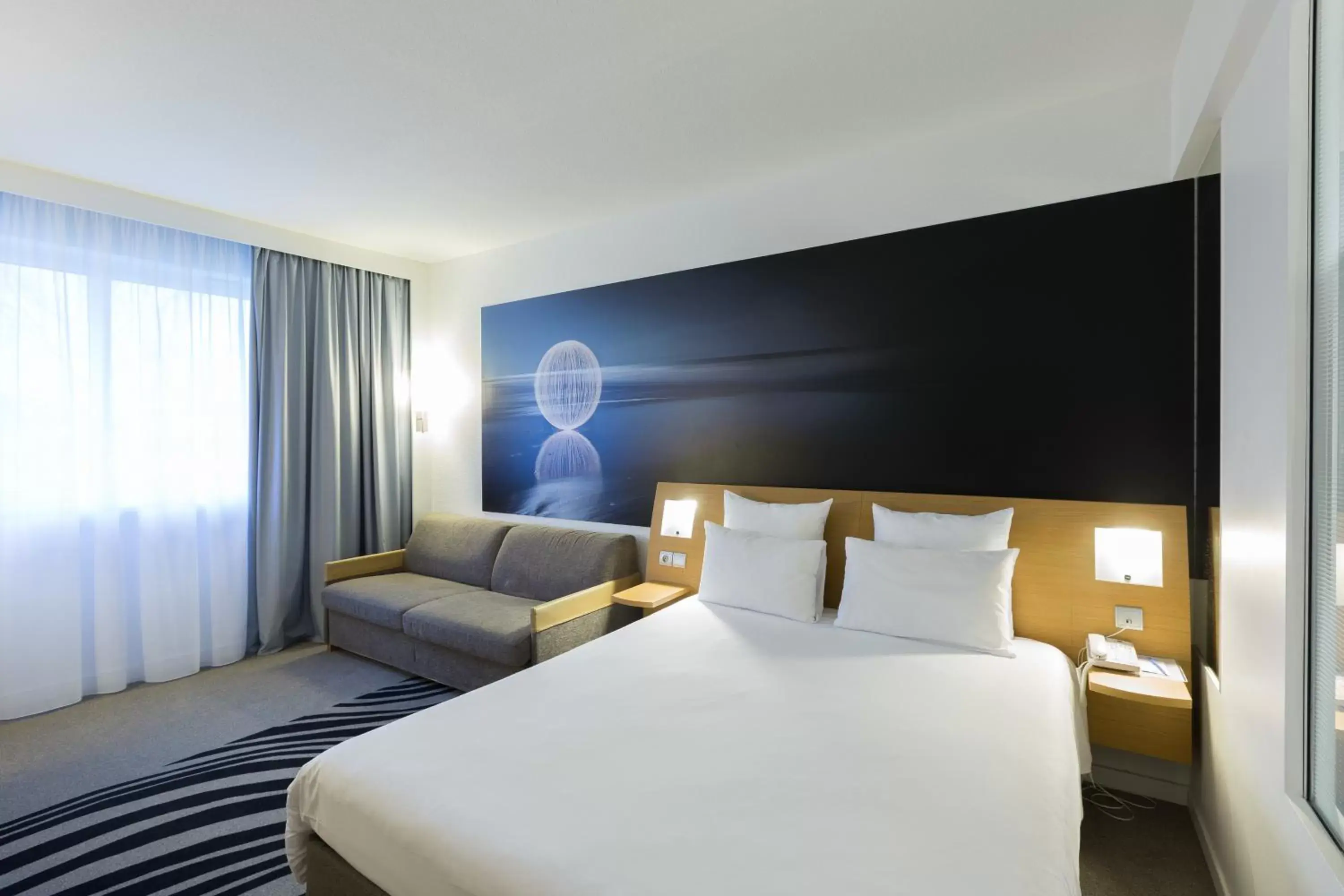 Photo of the whole room, Bed in Novotel Poitiers Site du Futuroscope