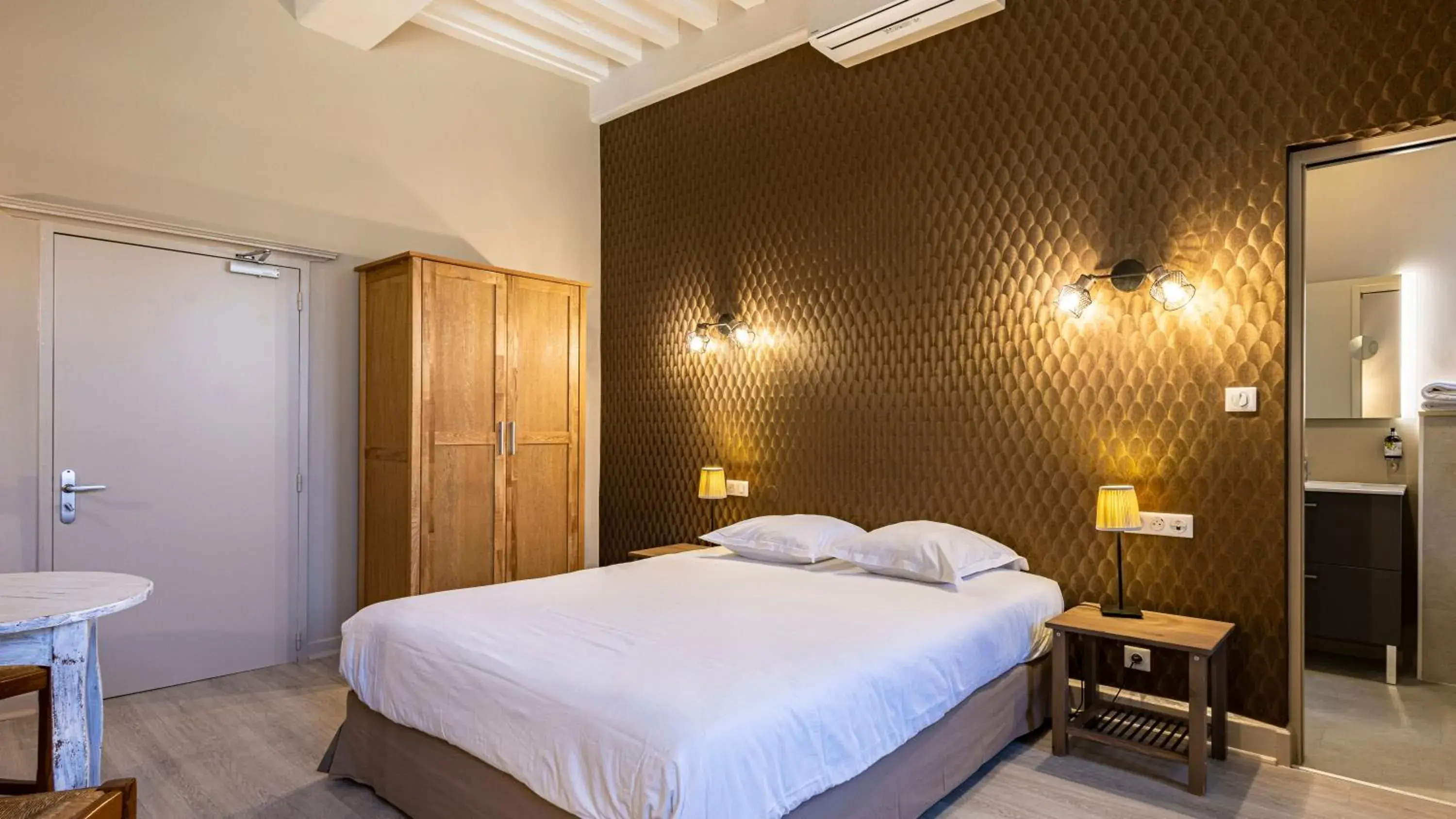 Bed in Logis Hostellerie Bressane