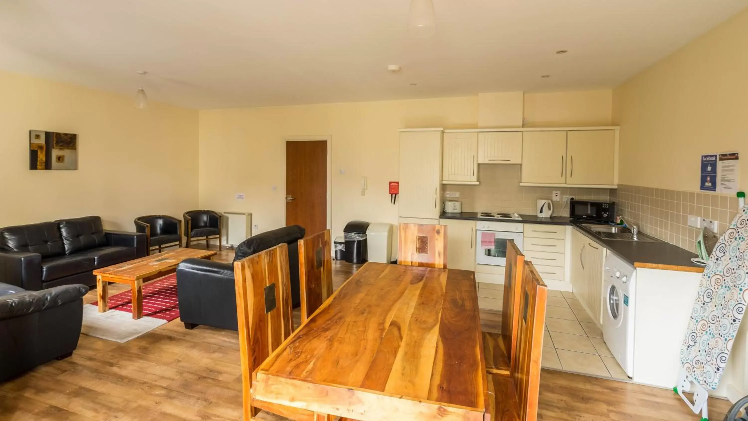 Living room, Kitchen/Kitchenette in The Courtyard Apartments