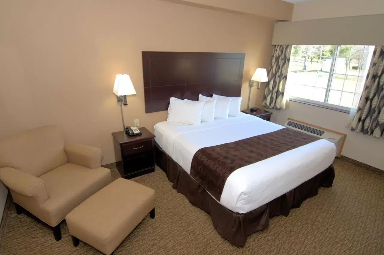 Bed in Rock Island Inn & Suites