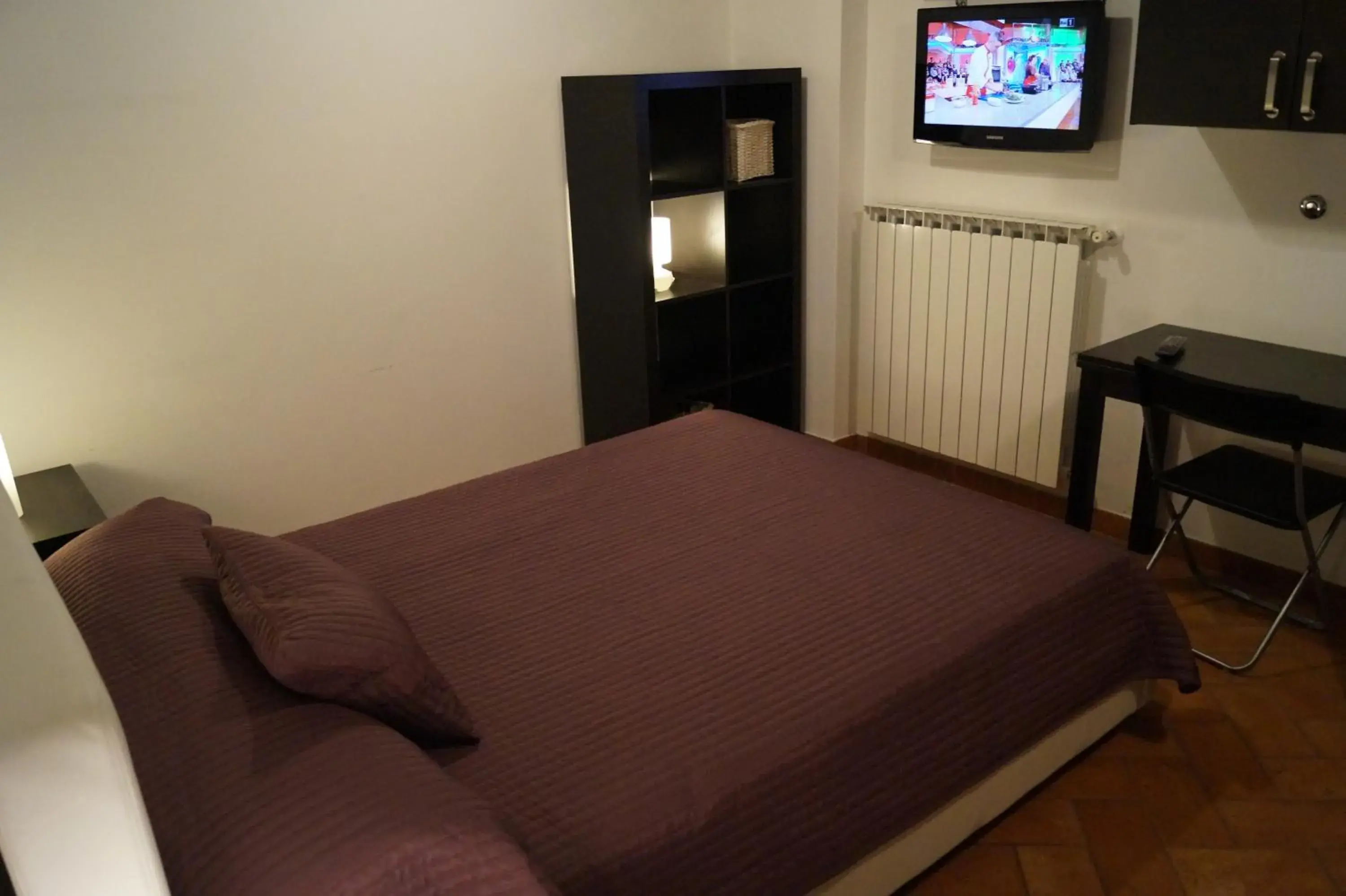 Bed, TV/Entertainment Center in Relais Arco Della Pace