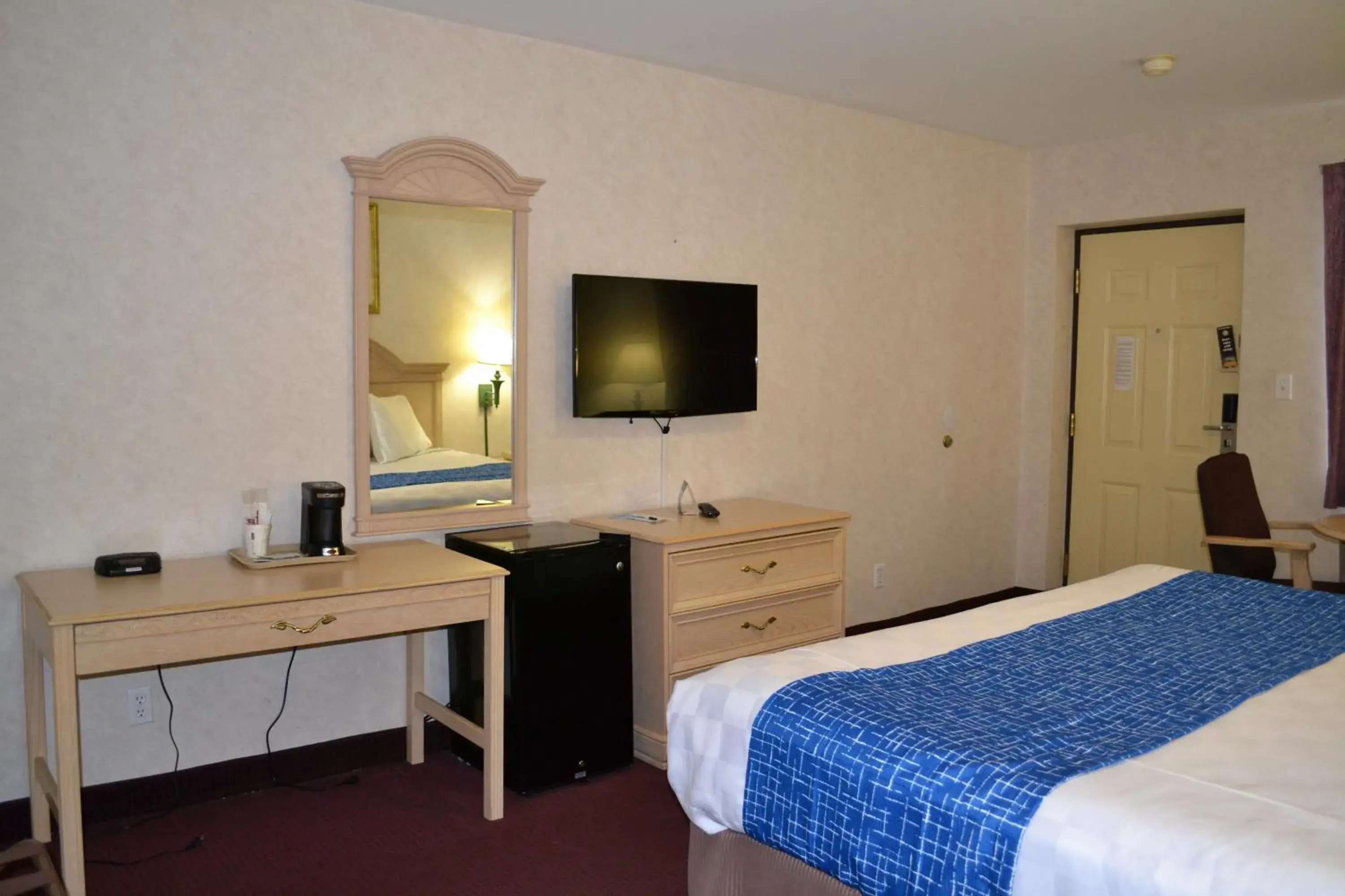 Photo of the whole room, TV/Entertainment Center in Travelodge by Wyndham Niagara Falls