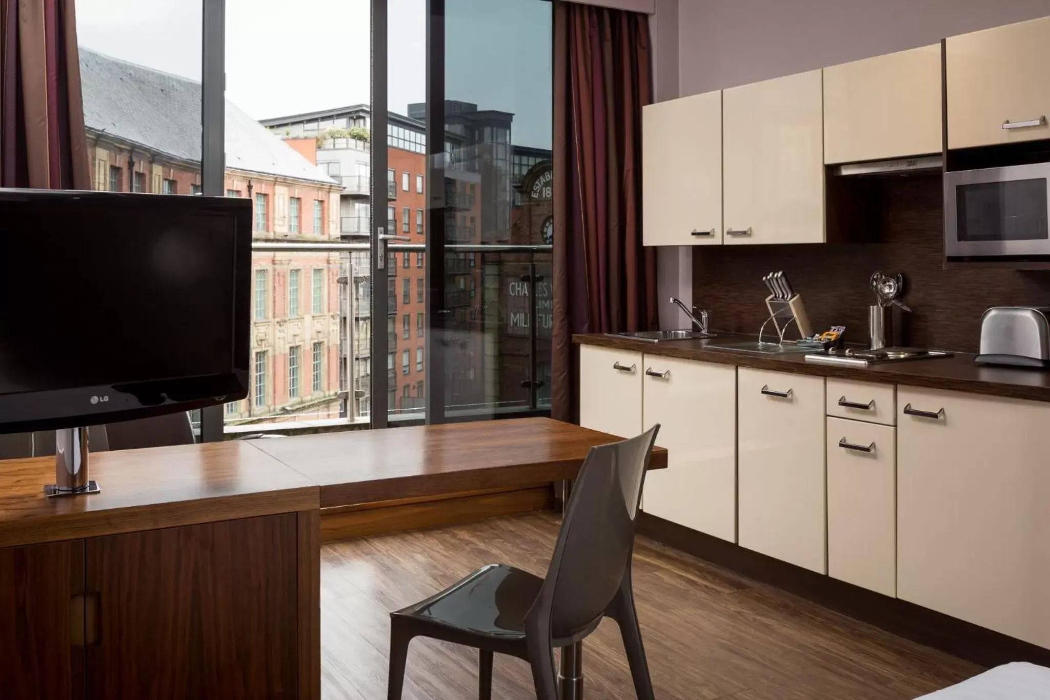 City view, Kitchen/Kitchenette in Roomzzz Leeds City