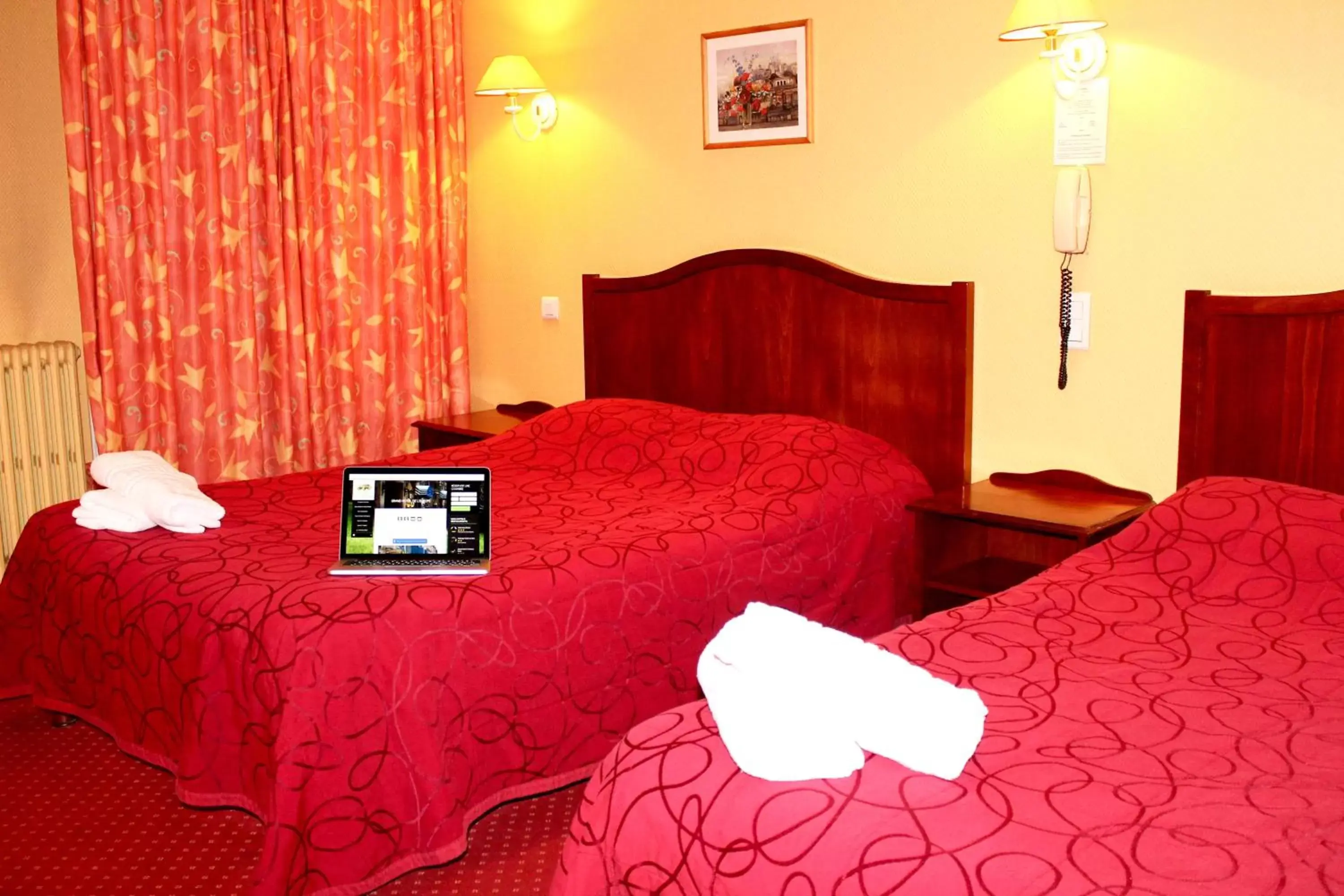 Bedroom, Bed in Logis Grand Hôtel De L'Europe