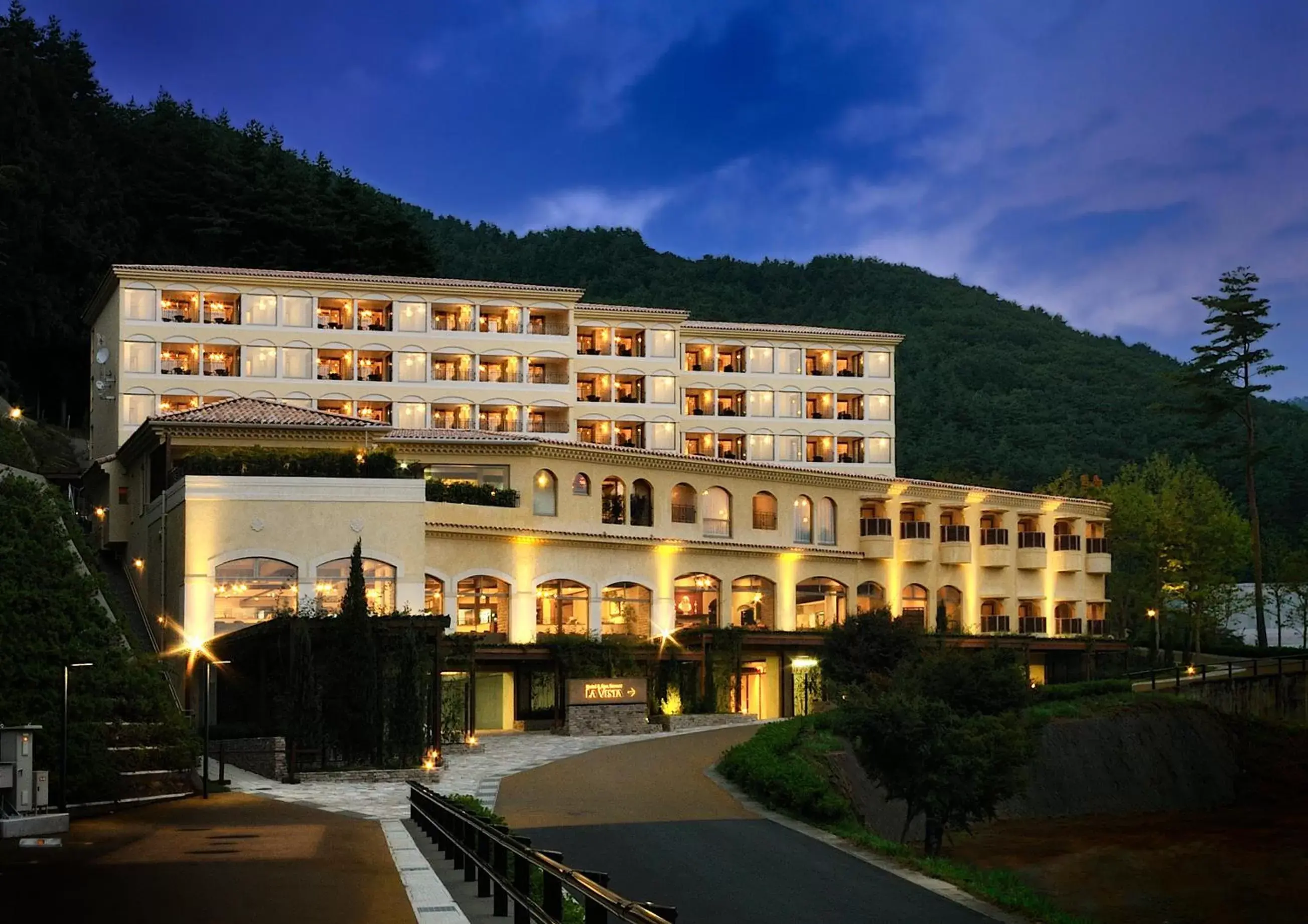 Facade/entrance in La Vista Fujikawaguchiko Facade/entrance in La Vista Fujikawaguchiko