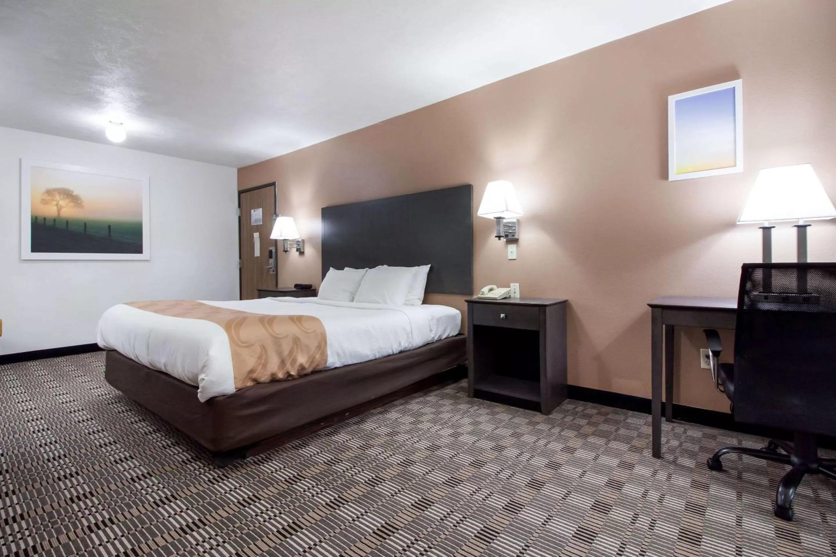 Photo of the whole room, Bed in Quality Inn & Suites McCook