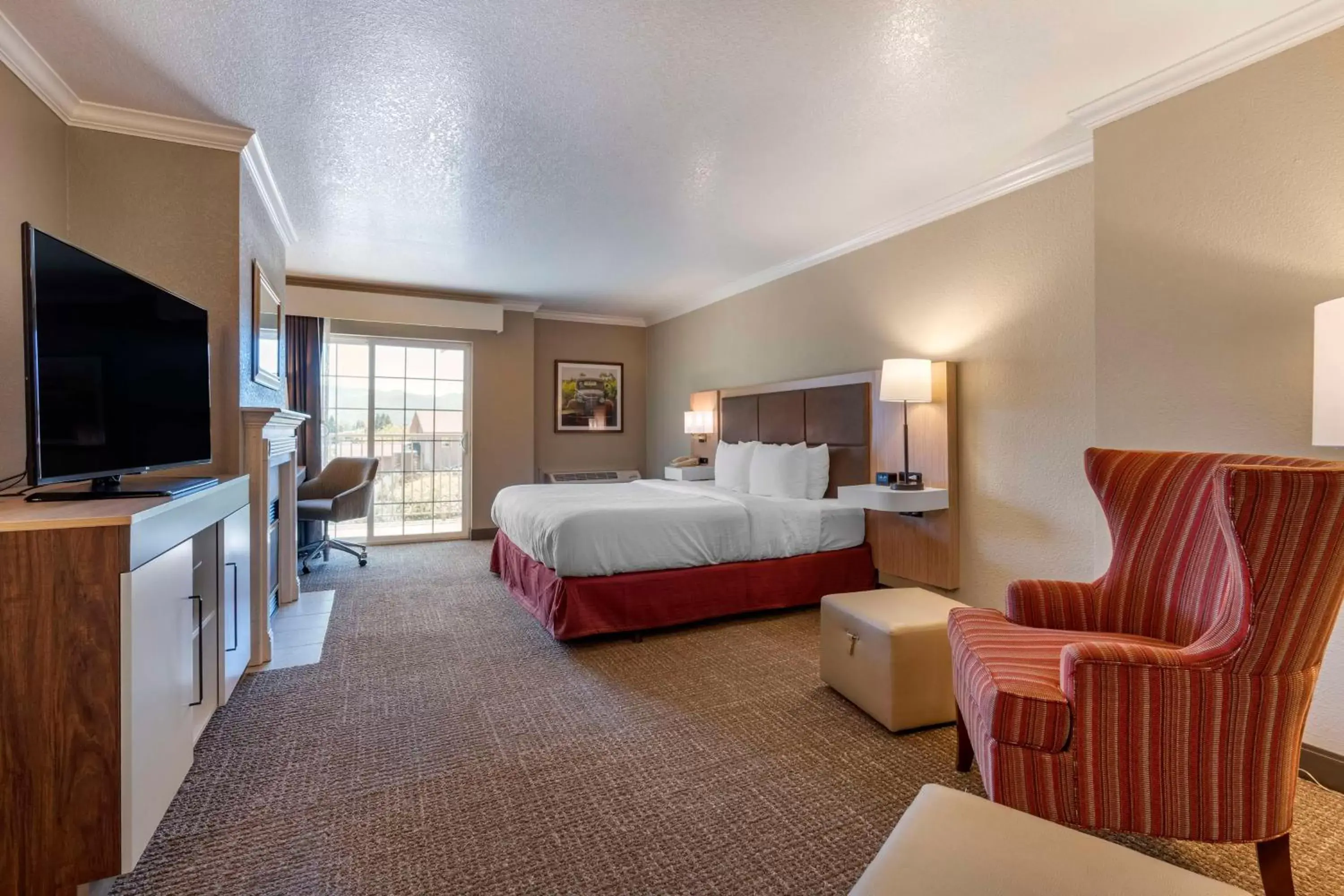 Bed, TV/Entertainment Center in Hampton Inn Ukiah