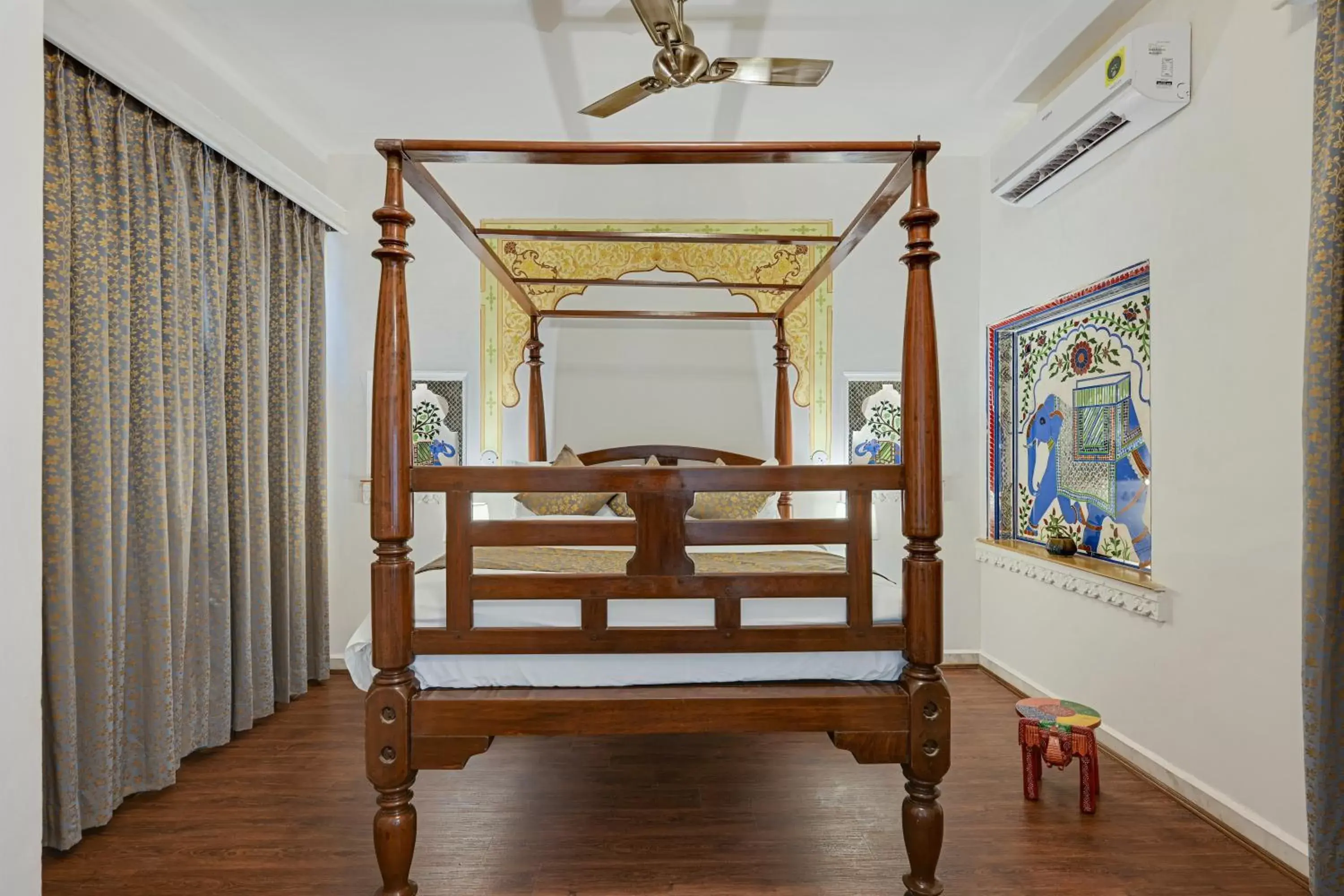 Bed in Swaroop Vilas - Lake Facing Boutique Hotel