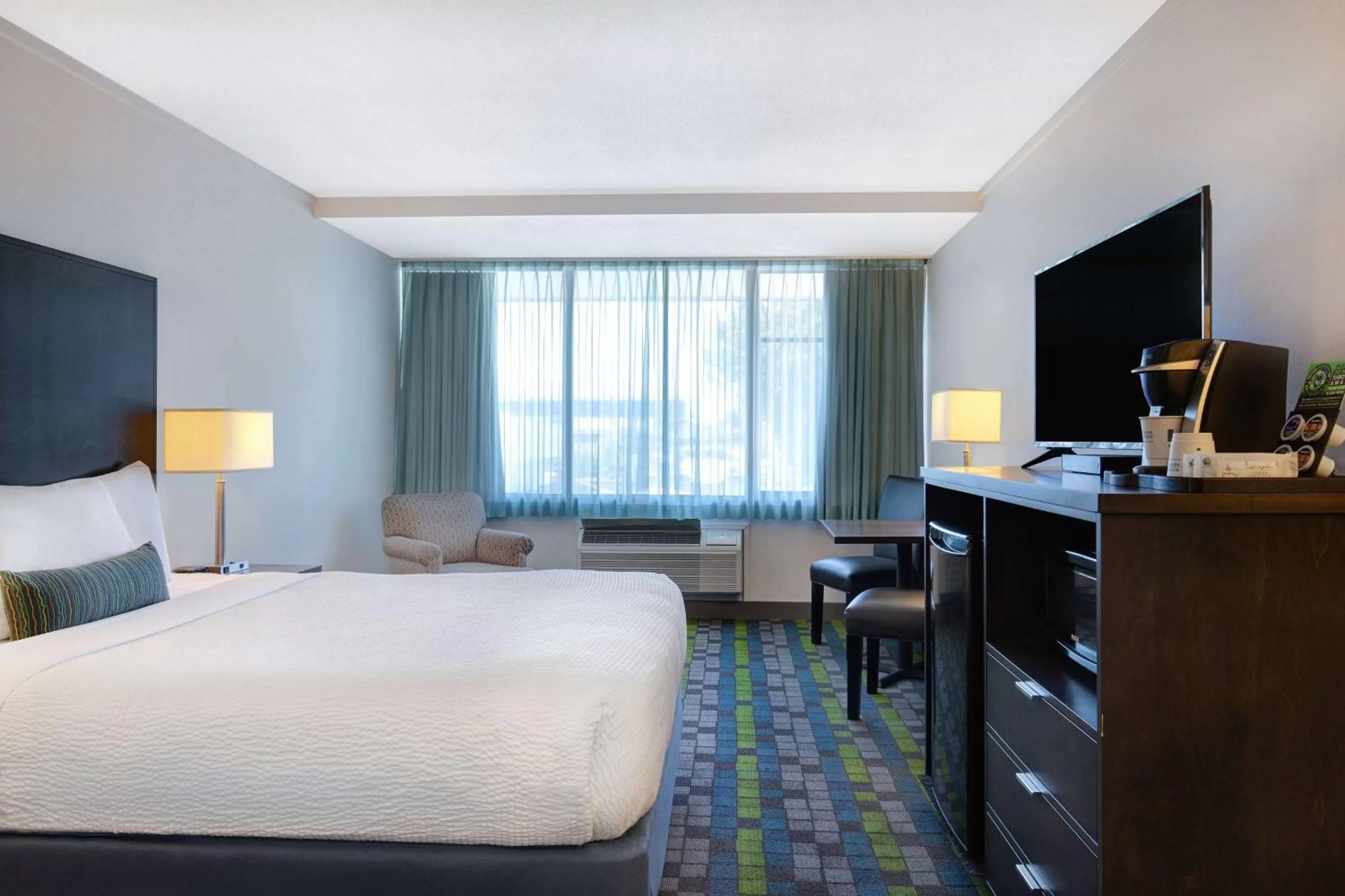 Photo of the whole room, Bed in Days Inn by Wyndham Victoria Airport Sidney