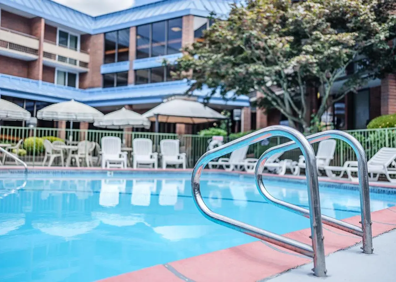 Swimming Pool in University Place Hotel