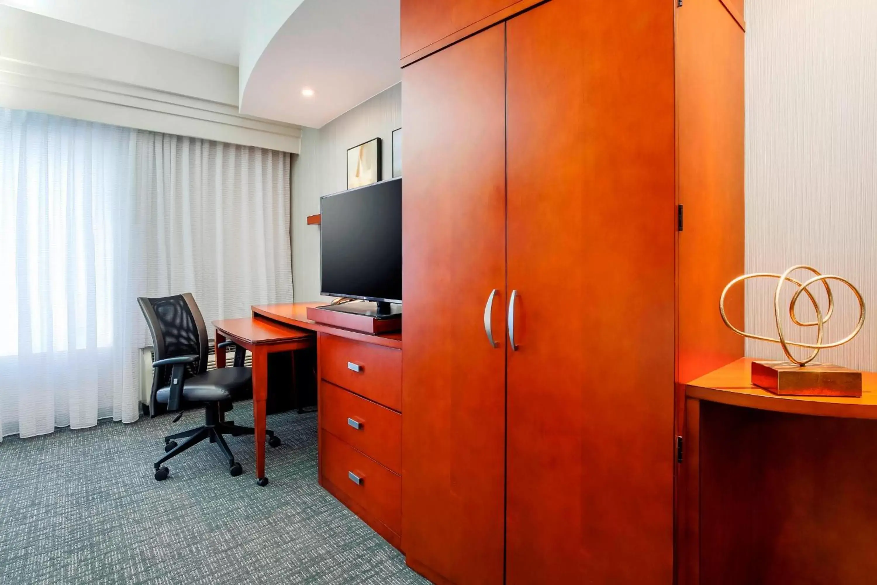 Photo of the whole room, TV/Entertainment Center in Courtyard by Marriott Dallas Arlington South