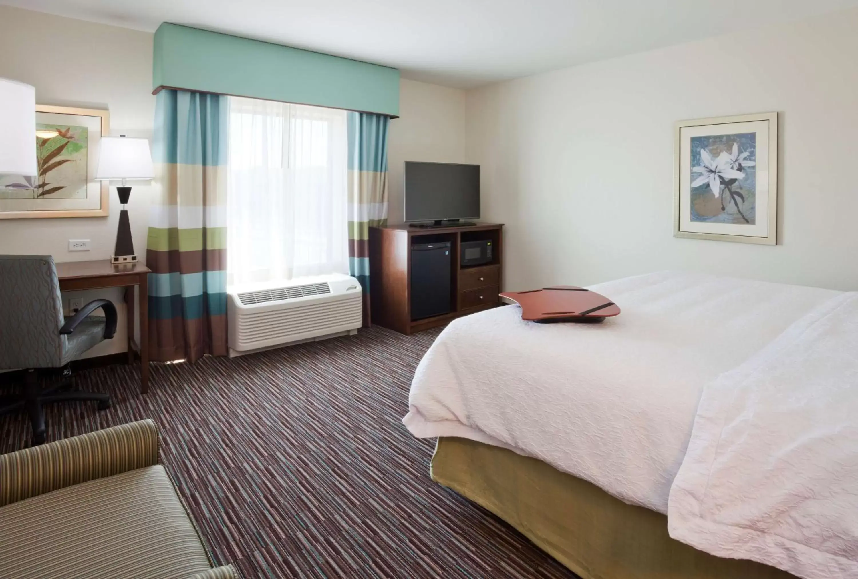 Bed in Hampton Inn & Suites Minneapolis West/ Minnetonka